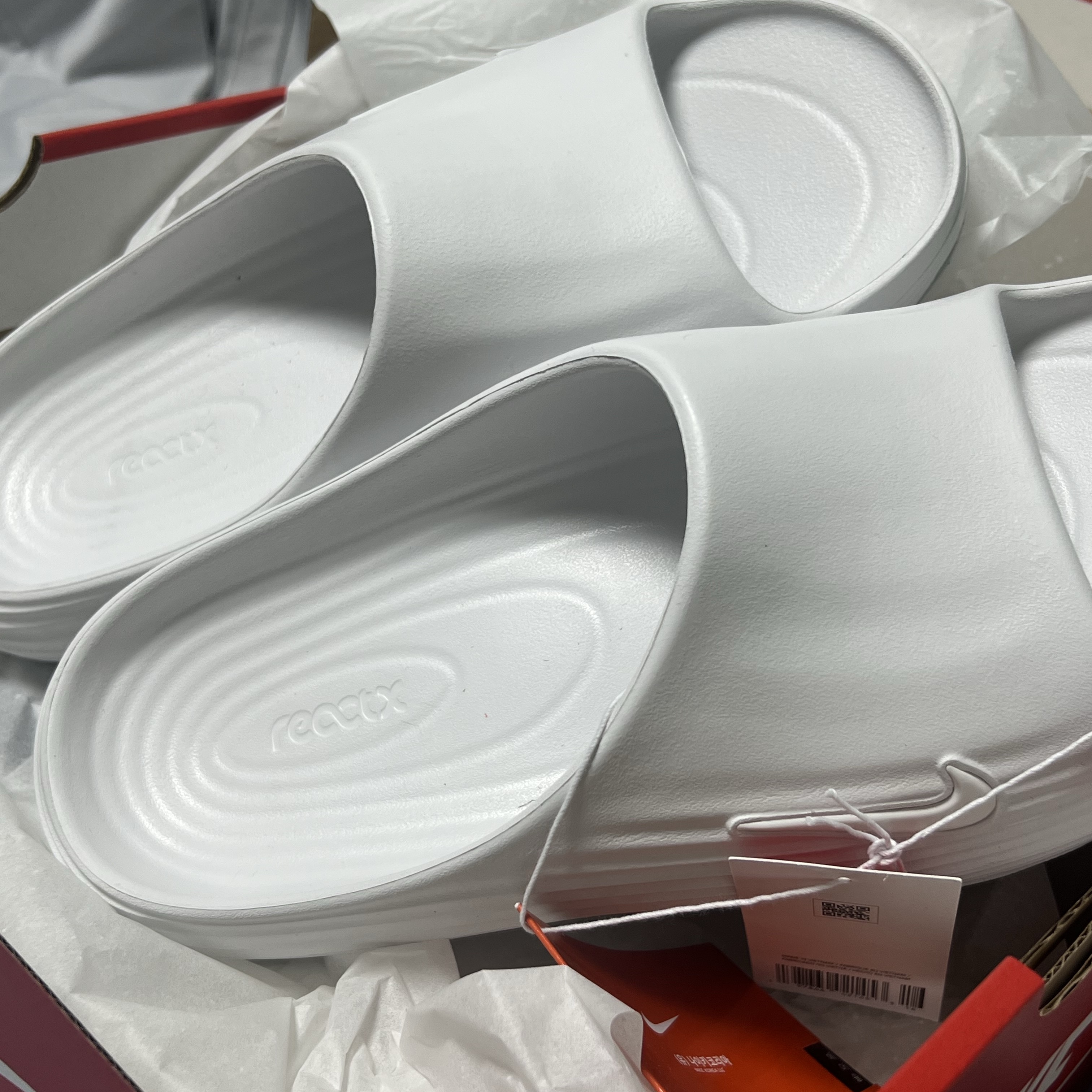 Nike ReactX Rejuven8 Slide Summit White 착용 스타일