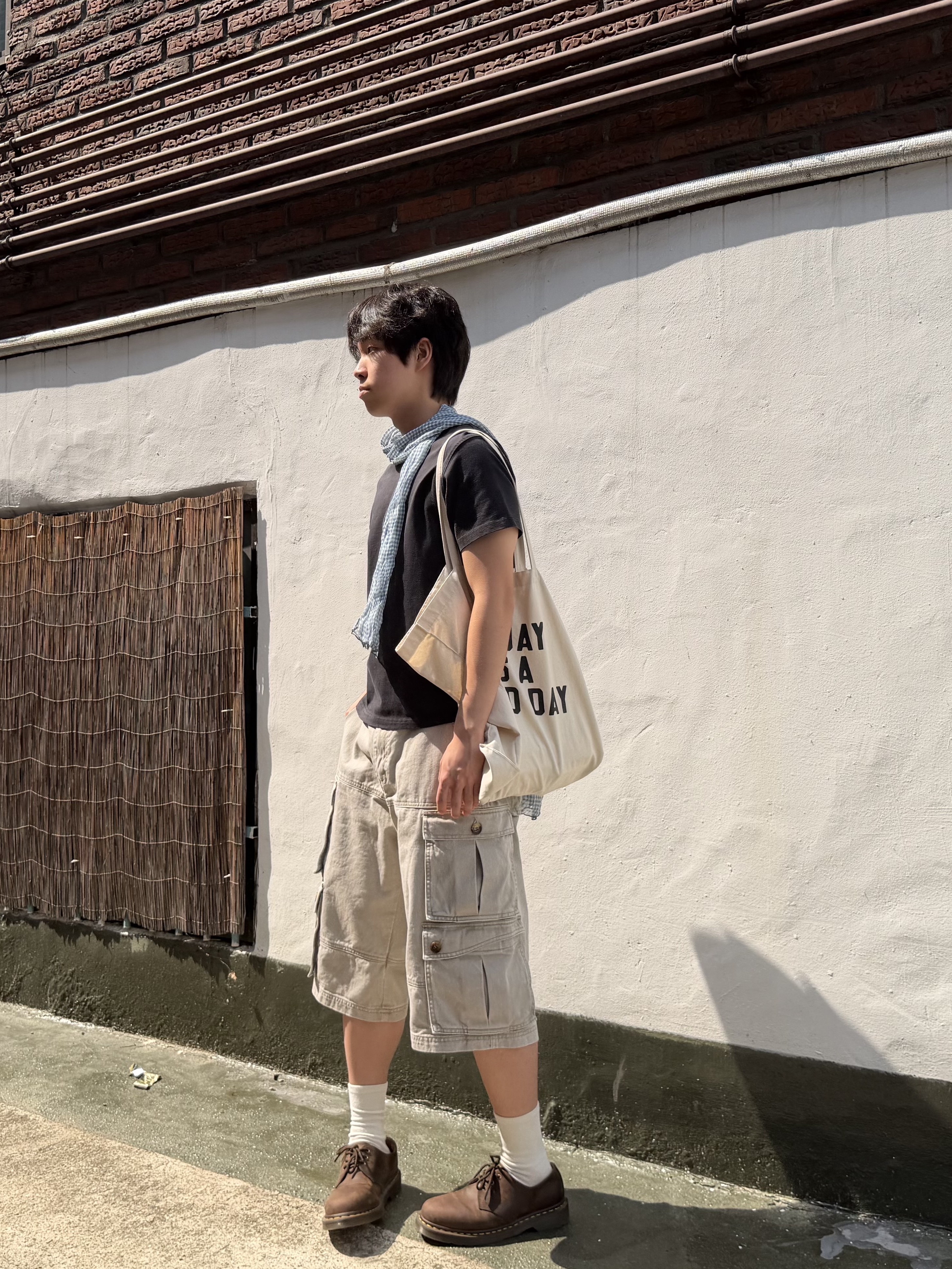 Karactor Wanderer Cargo Bermuda Pants Cement Gray 착용 스타일 - 2
