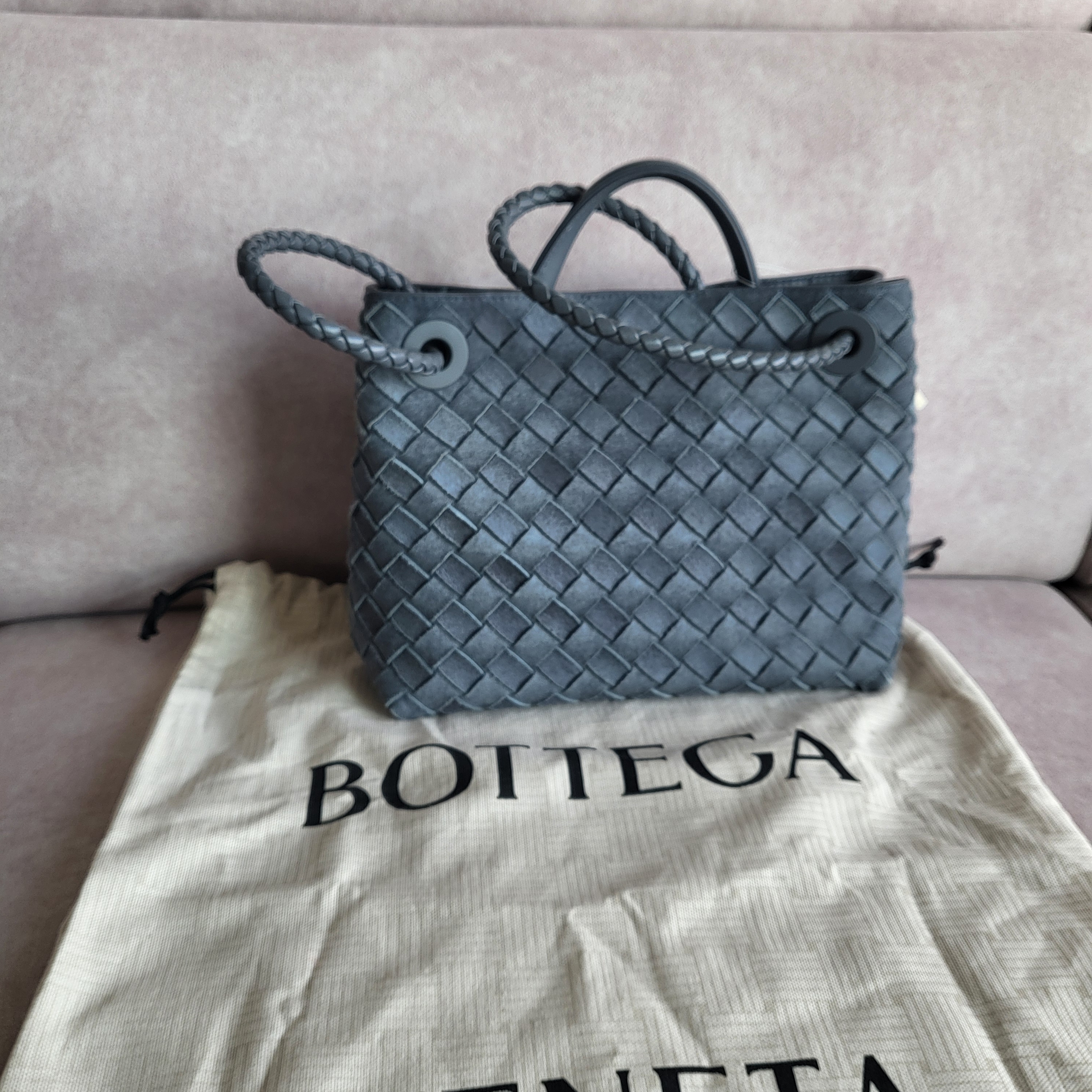 Bottega Veneta Small Andiamo Cloudy Indigo Gravel 착용 스타일 - 6