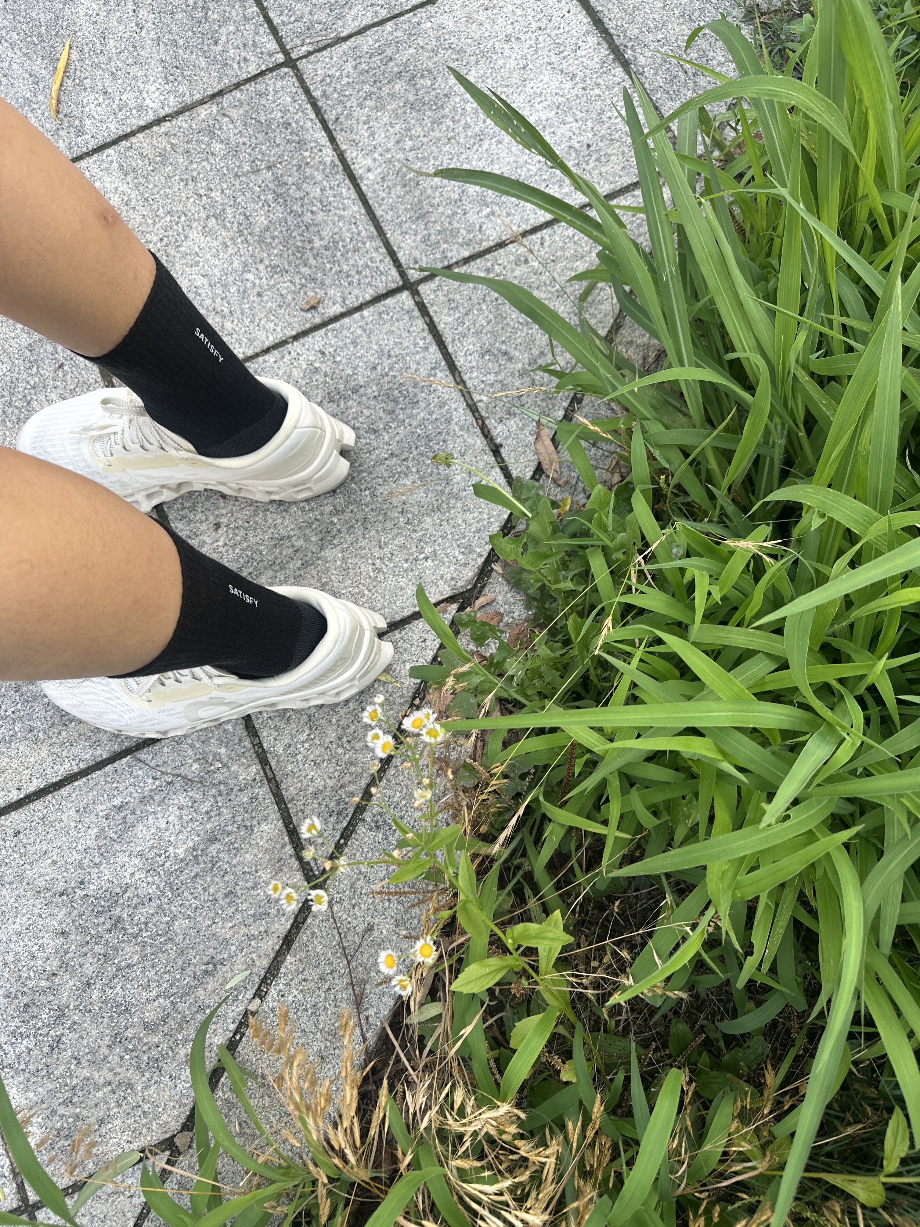 Satisfy Merino Nylon Tube Socks Black 착용 스타일