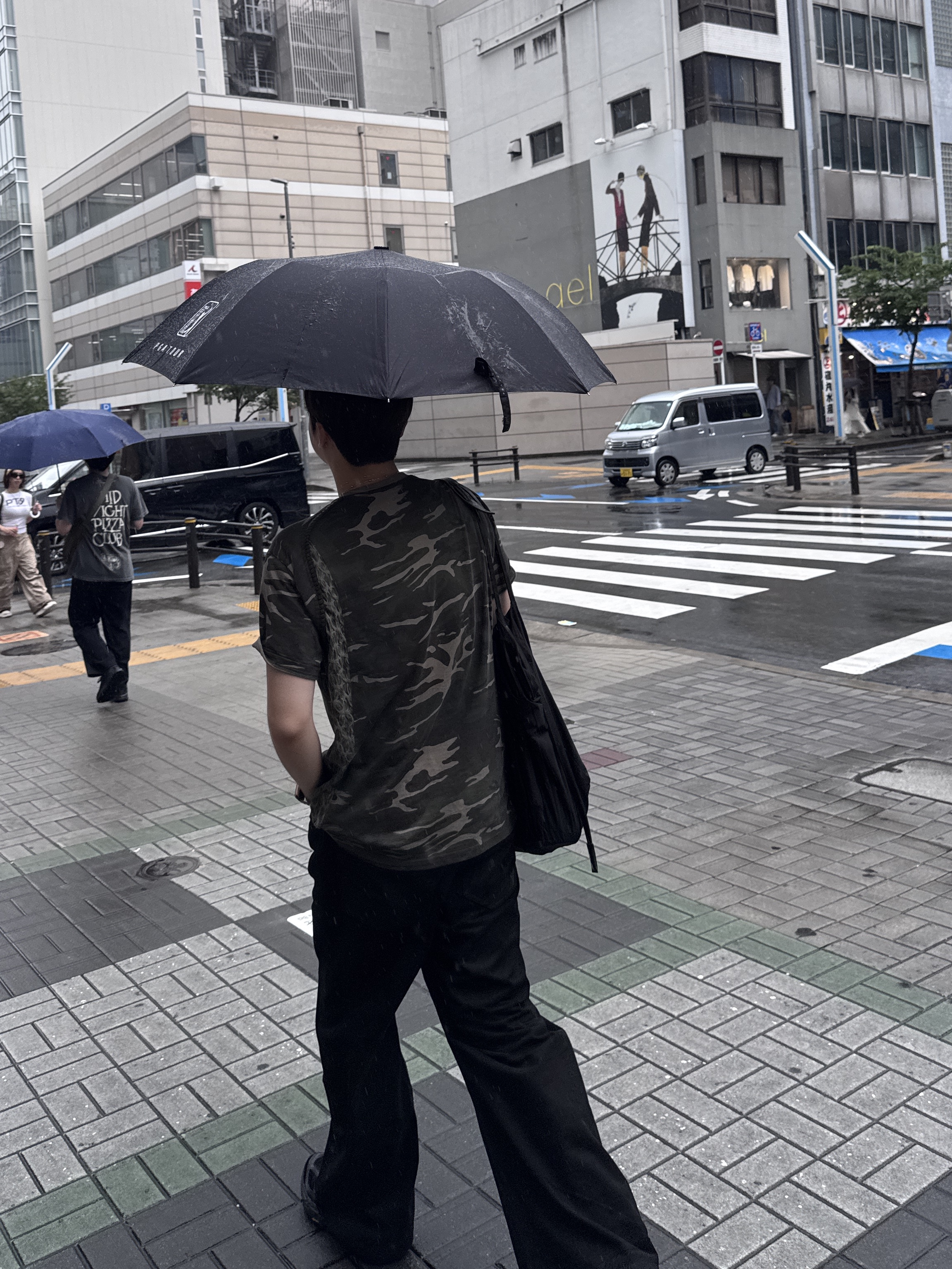 Xlim 01 T-Shirt Camouflage, Hoka x Xlim Mafate Speed 2 TS Black Charcoal 착용 스타일 - 1