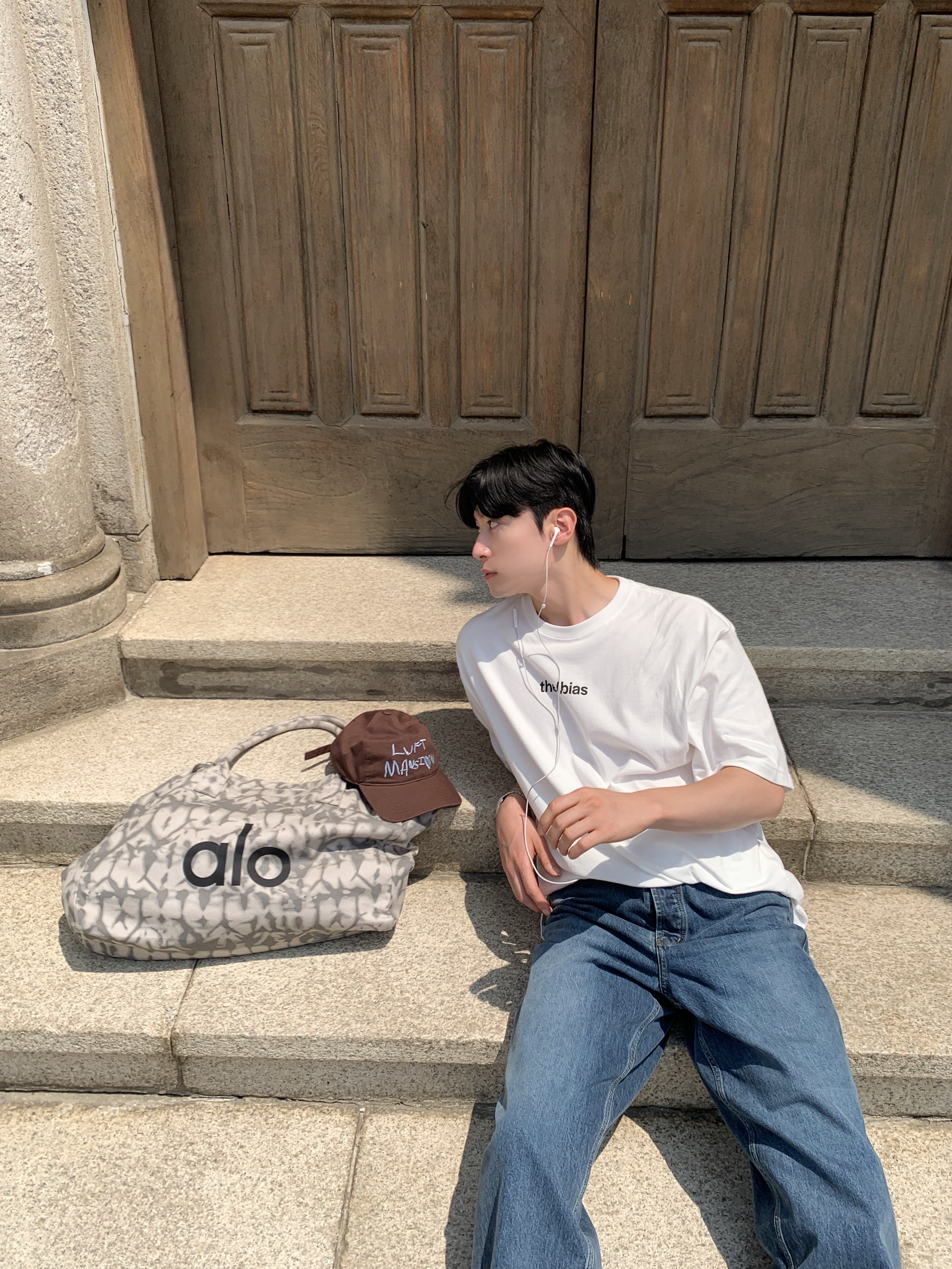 Alo Yoga Iconic Shopper Tote Bag Grey Tiedye 착용 스타일 - 2