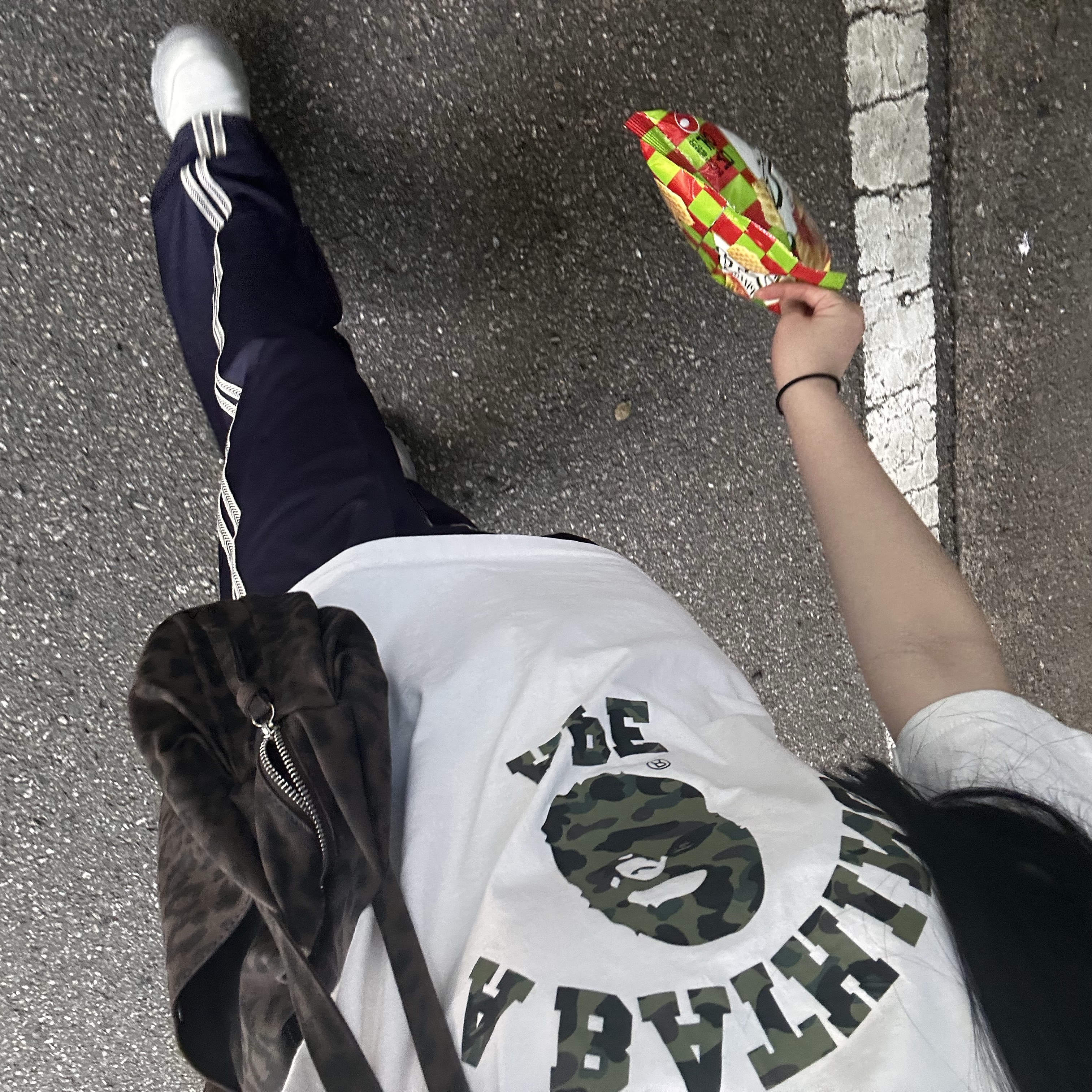 BAPE 1st Camo College T-Shirt White Green 착용 스타일 - 1
