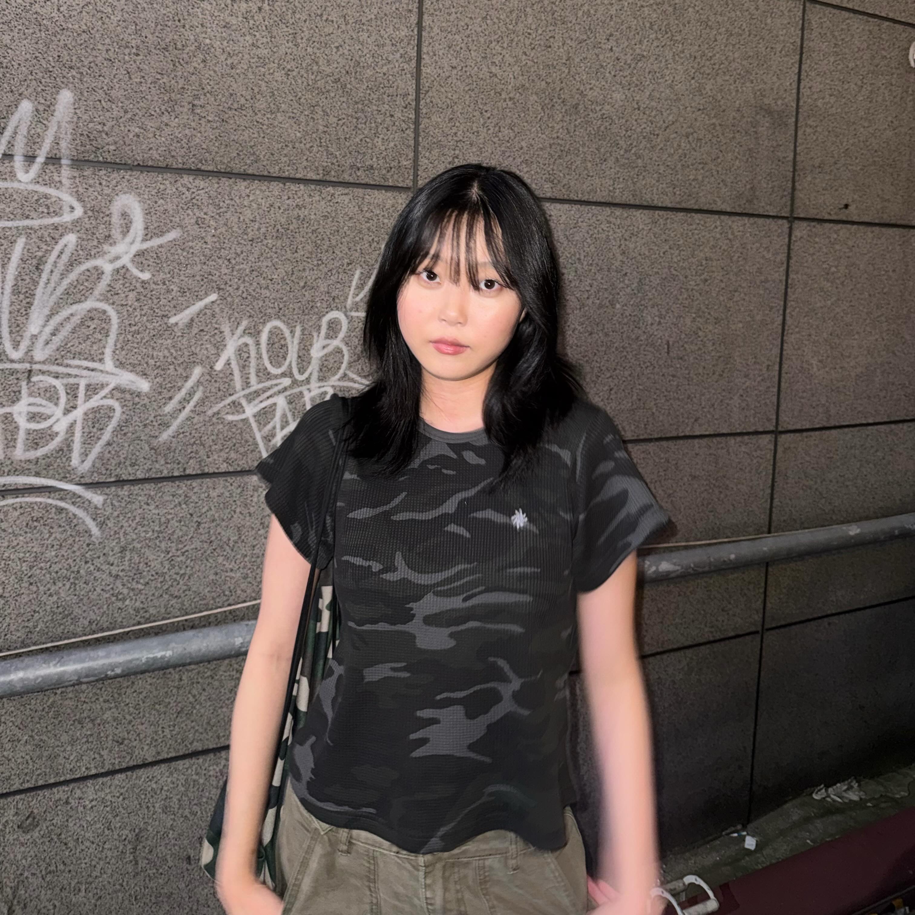 SLOW RECORD HOUSE Logo Waffle Crop T-Shirt Camo (Charcoal) 착용 스타일 - 1