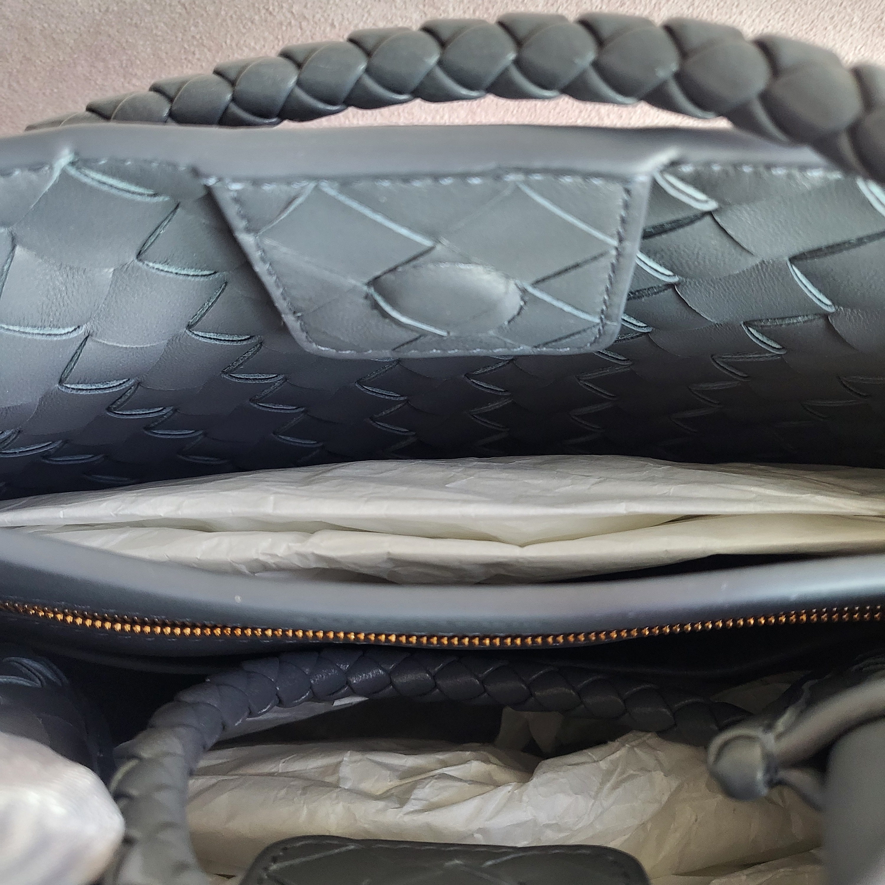 Bottega Veneta Small Andiamo Cloudy Indigo Gravel 착용 스타일 - 4