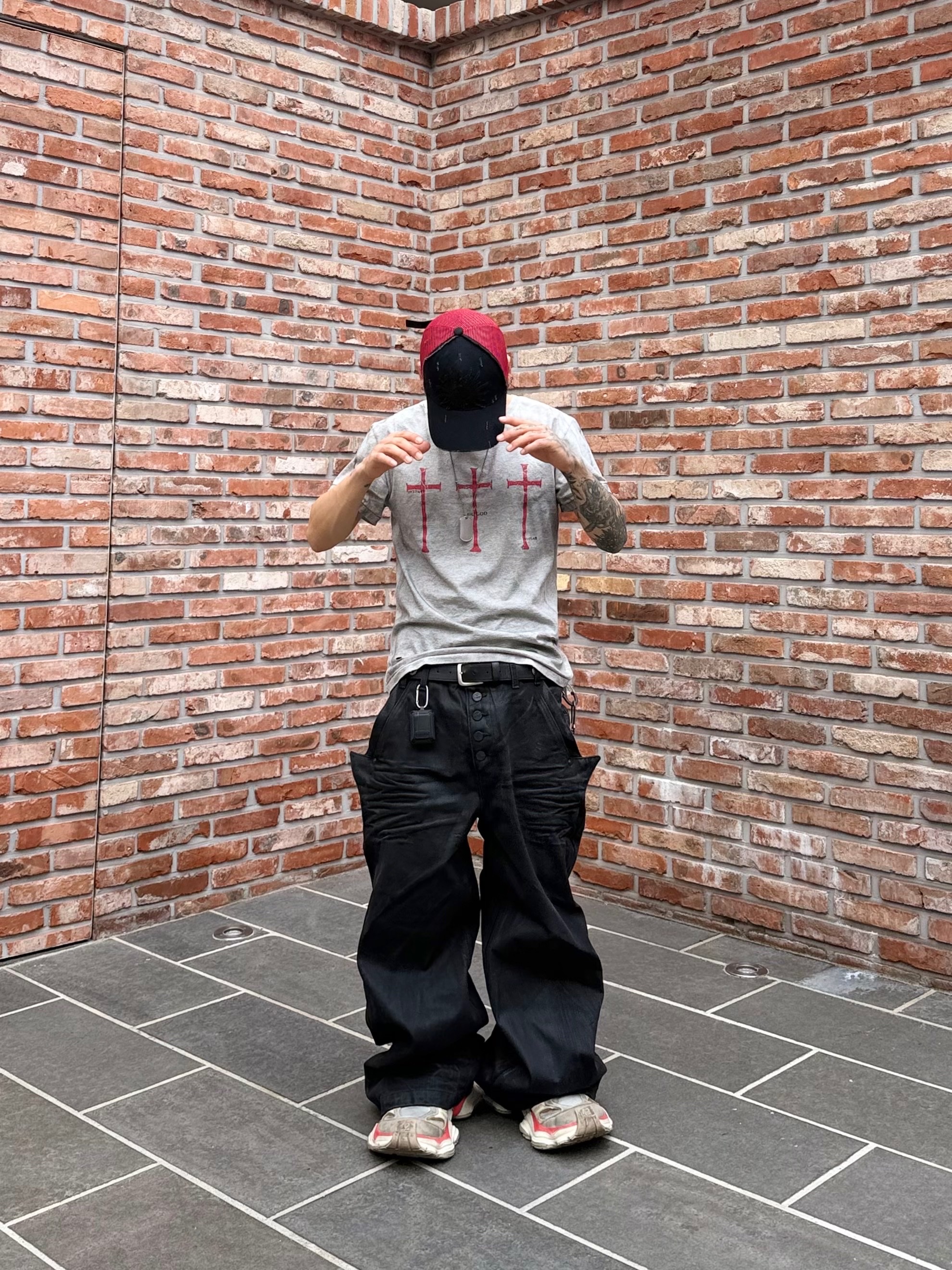 tornortied Messiah T-Shirt
Gray, tornortied Appliqué Mesh Cap Red 착용 스타일 - 2