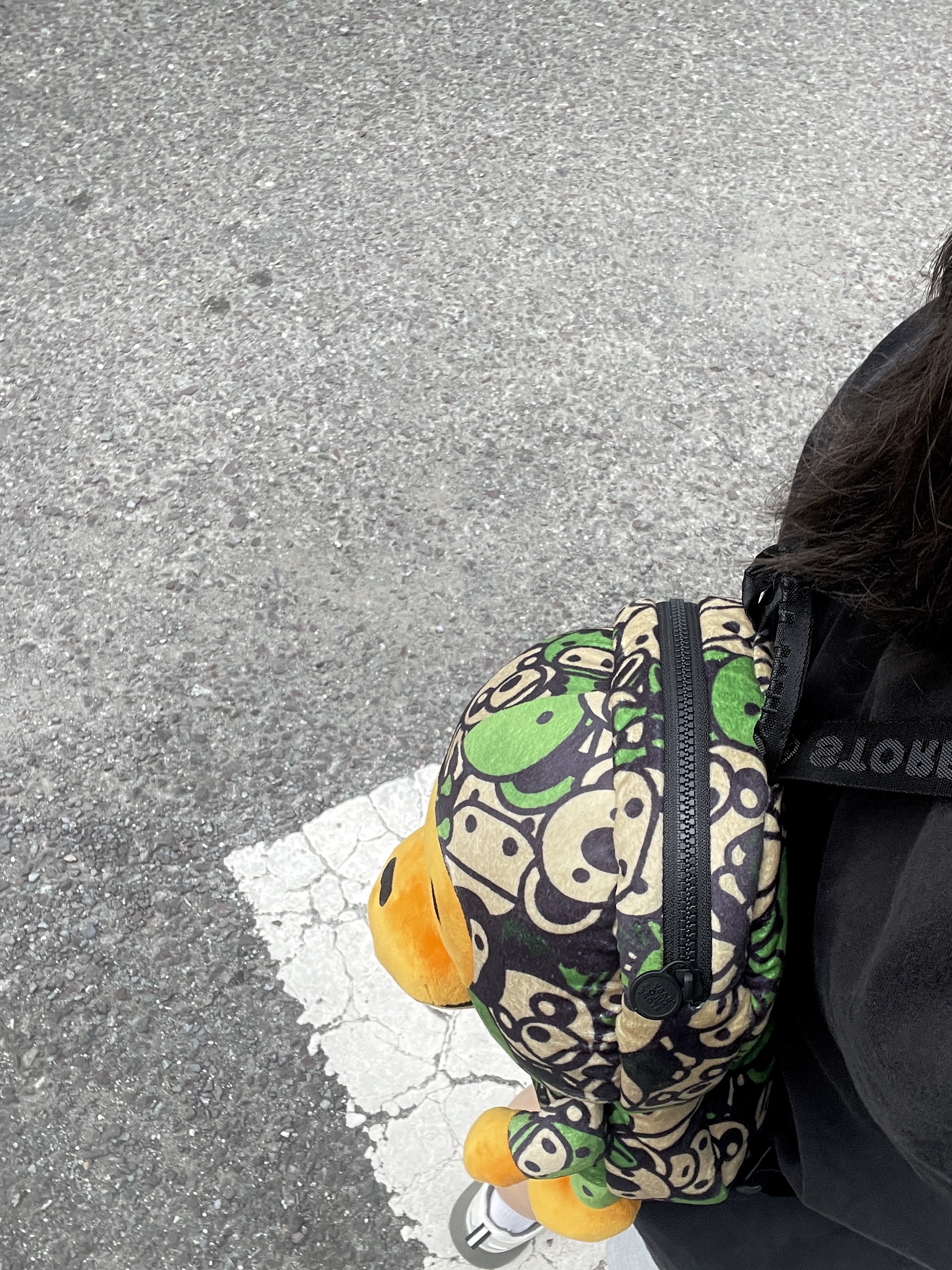 BAPE Baby Milo Plush Backpack Green 착용 스타일 - 2