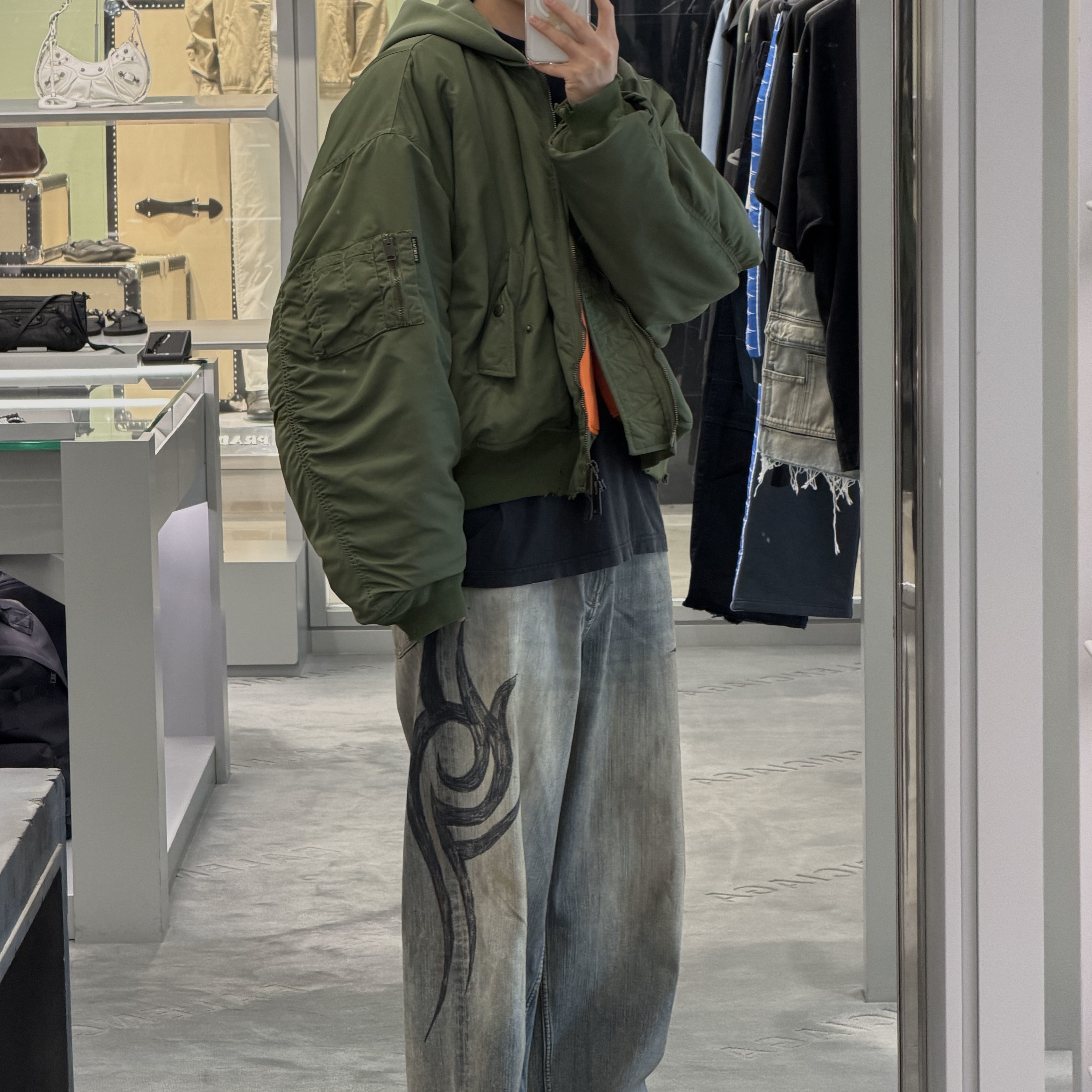 Balenciaga Bomber Dark Green, Balenciaga Y2K Stretched Knee Baggy Pants Light Blue 착용 스타일