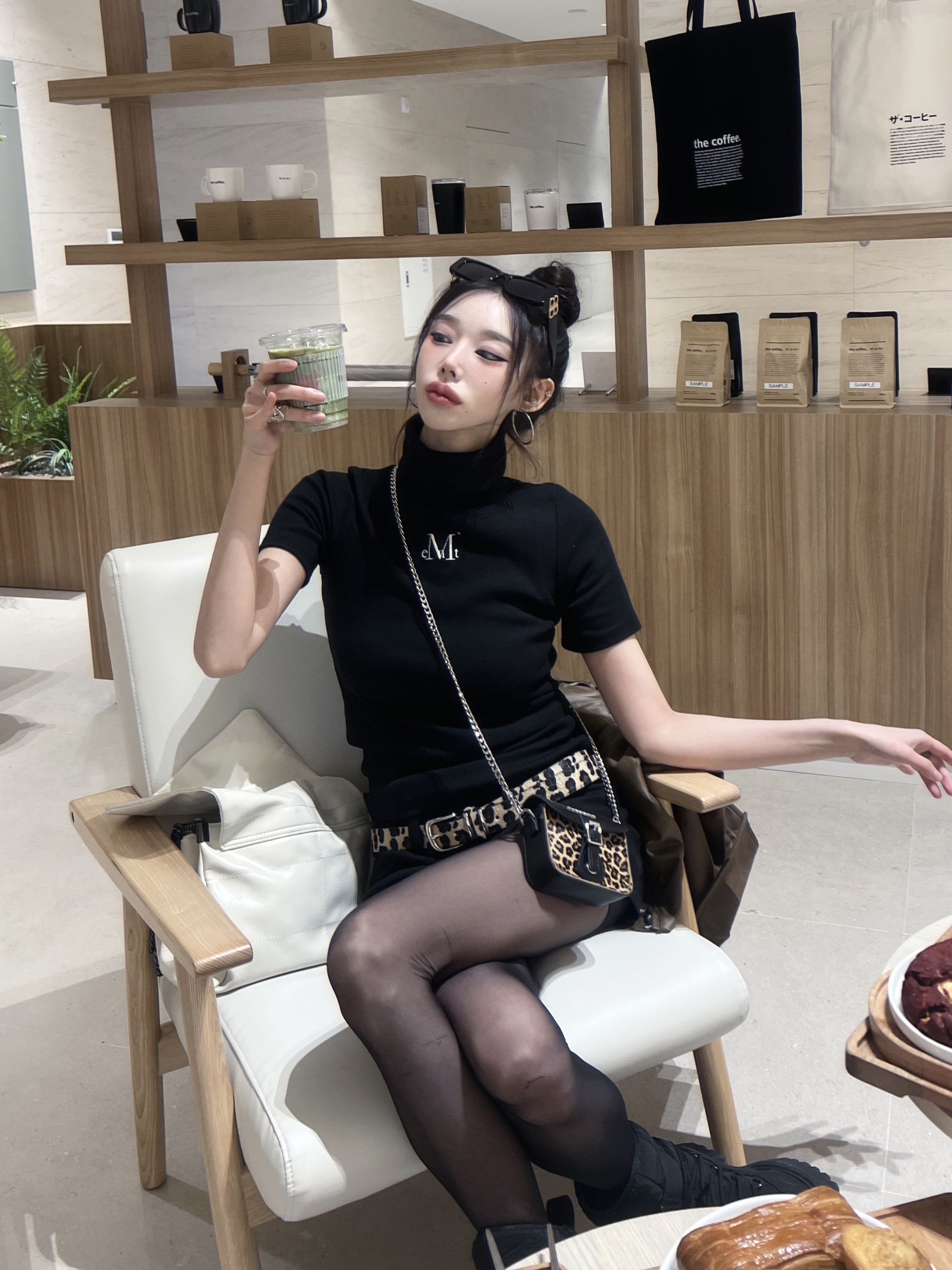 MUCENT Blubber Turtle Neck Half T Black 착용 스타일 - 5