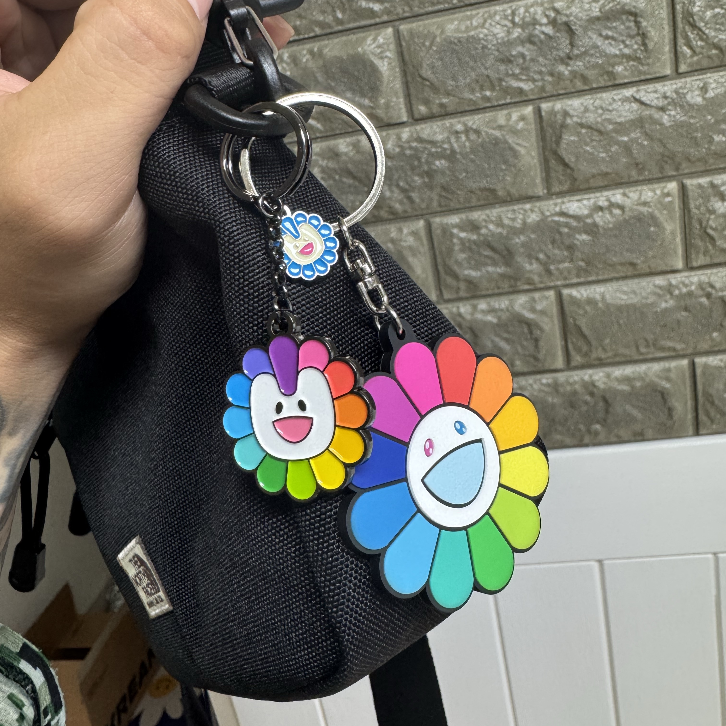 NewJeans x Murakami Metal Keyring Flower, Kaikai Kiki Flower Rubber Keyring Rainbow White 착용 스타일