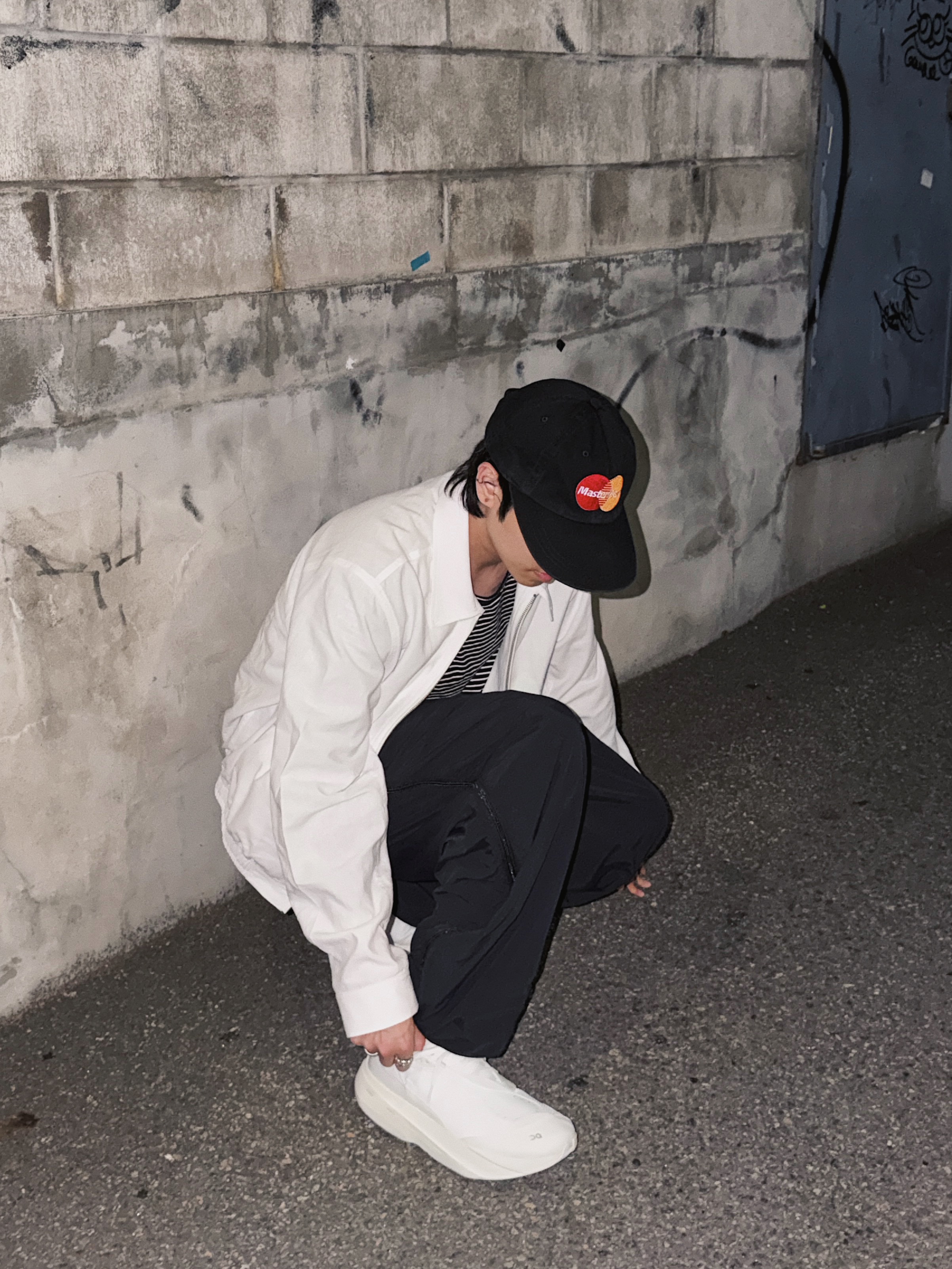 STU Vintage Swing Jacket In White, On Running x Post Archive Faction (Paf) Cloudboom Volt White Gale 착용 스타일 - 2