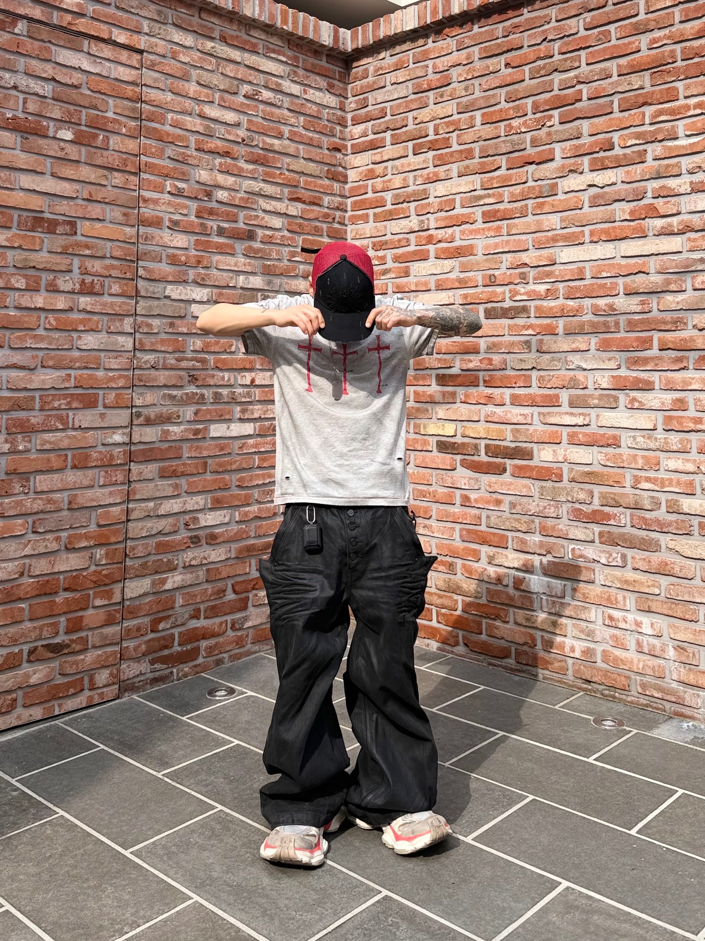 tornortied Messiah T-Shirt
Gray, tornortied Appliqué Mesh Cap Red 착용 스타일 - 3