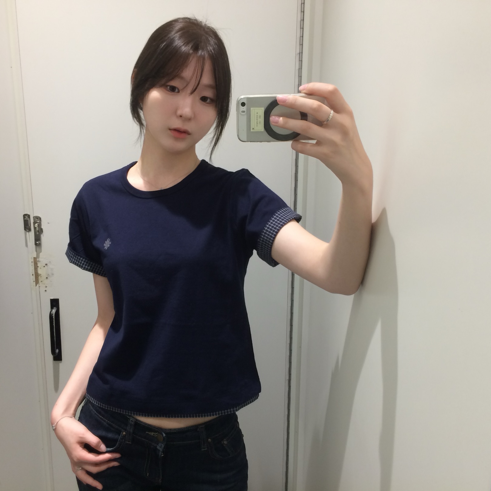 SLOW RECORD HOUSE Layered Check Roll-Up T-Shirt Navy 착용 스타일 - 1