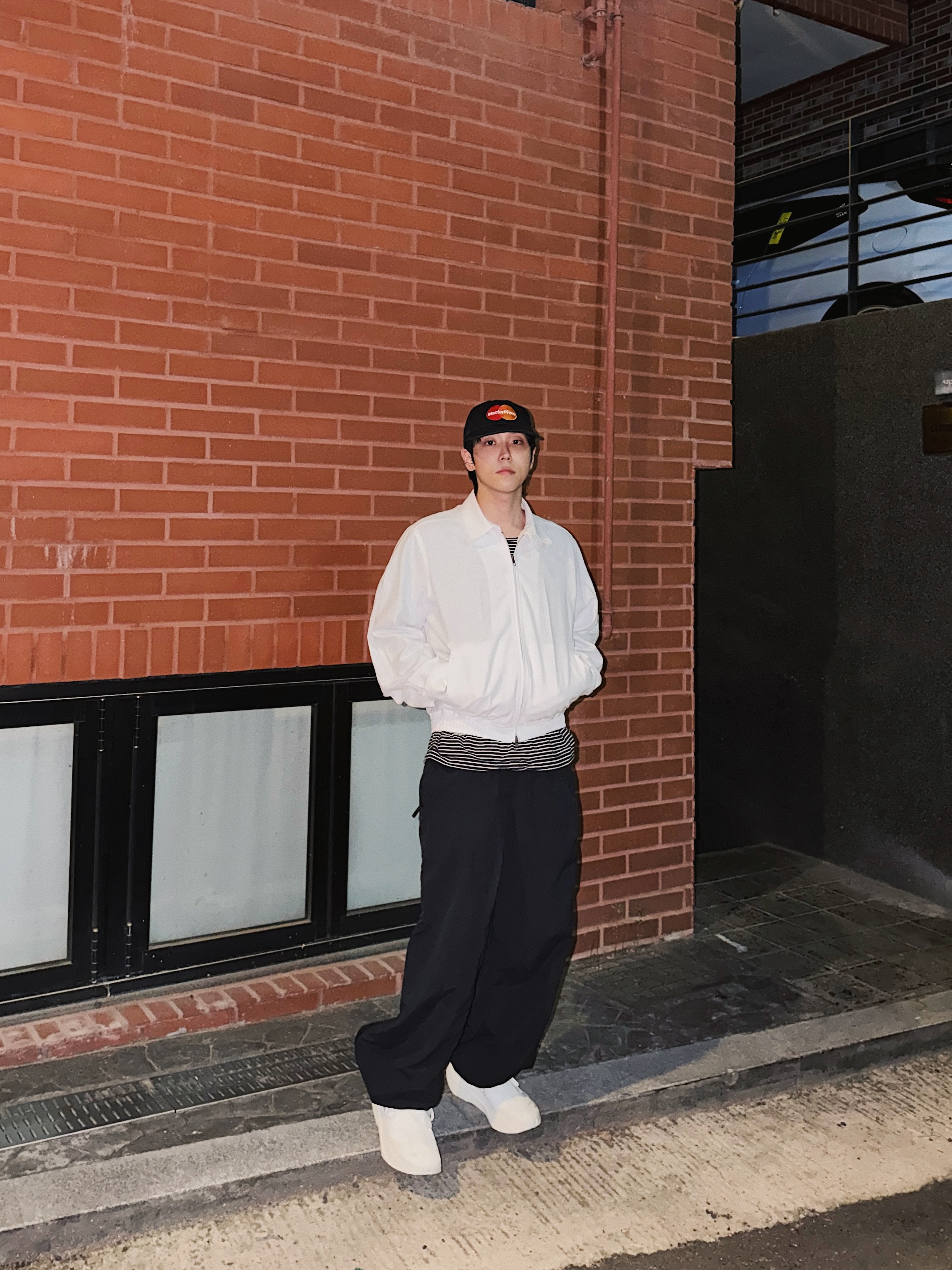 STU Vintage Swing Jacket In White, On Running x Post Archive Faction (Paf) Cloudboom Volt White Gale 착용 스타일 - 4