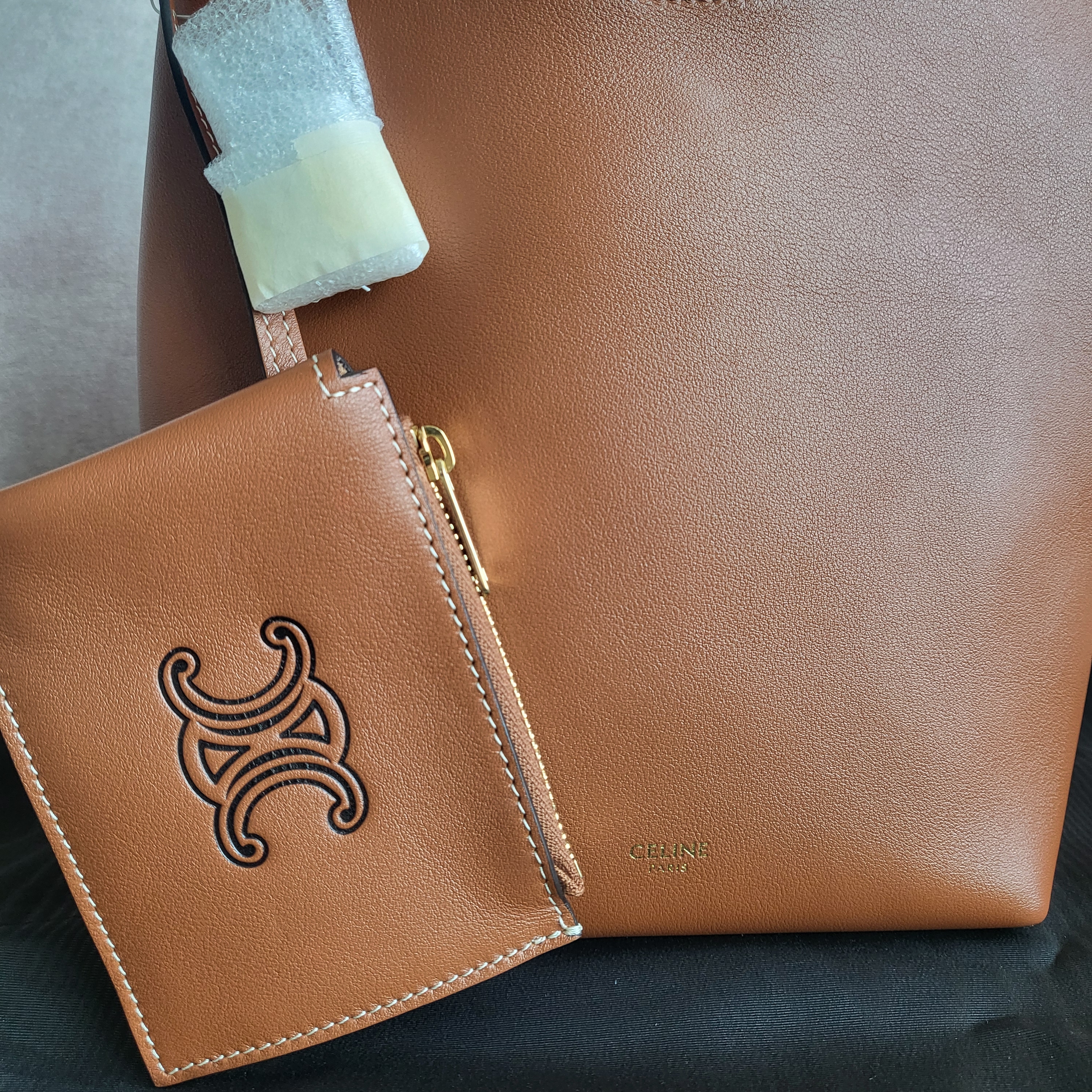 Celine Small Hobo in Supple Smooth Calfskin Tan 착용 스타일 - 2
