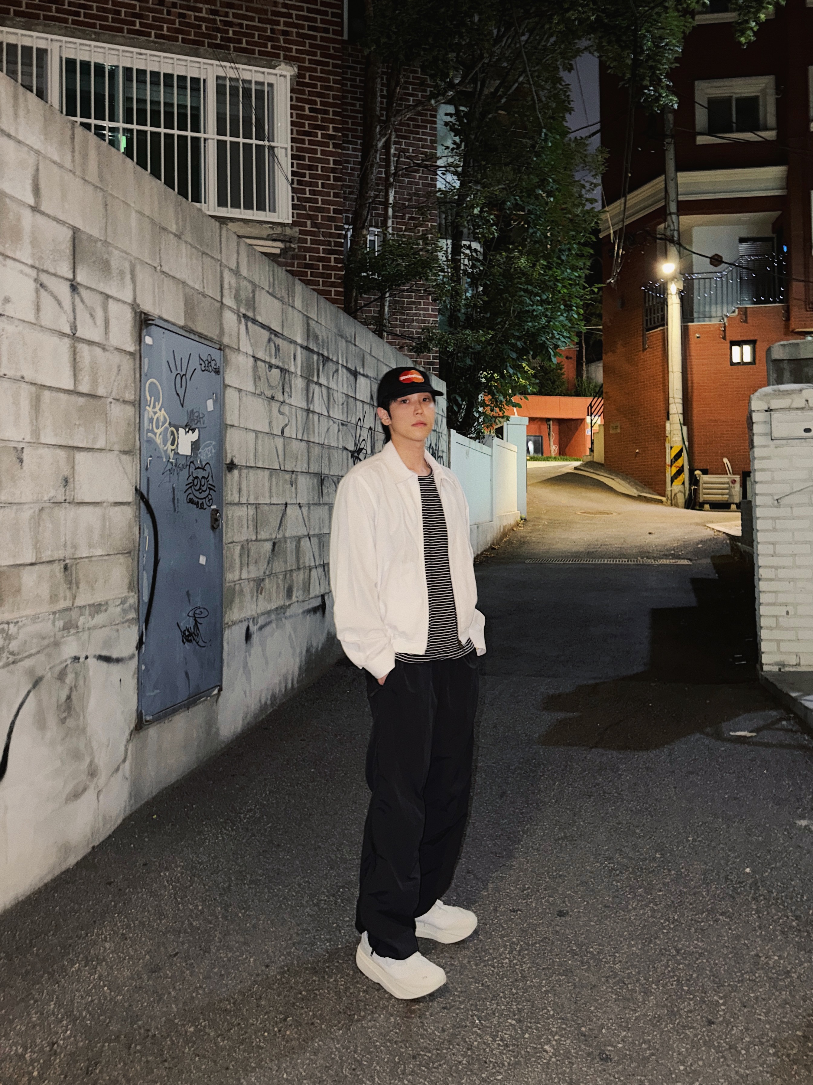 STU Vintage Swing Jacket In White, On Running x Post Archive Faction (Paf) Cloudboom Volt White Gale 착용 스타일 - 7