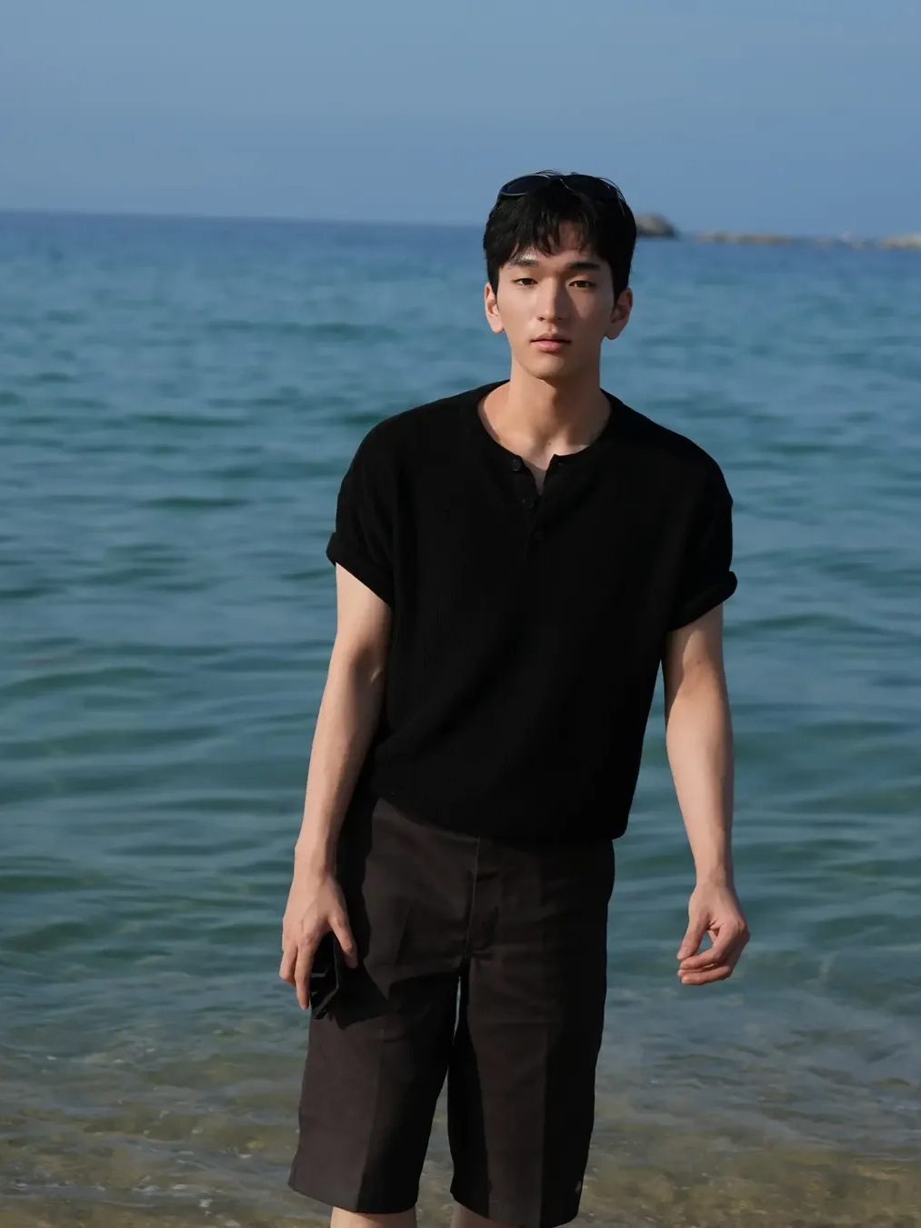 Knitted Coolever Henley Neck Half Sleeve Knit Black, Knitted Coolever Henley Neck Half Sleeve Knit NVAY 착용 스타일 - 1