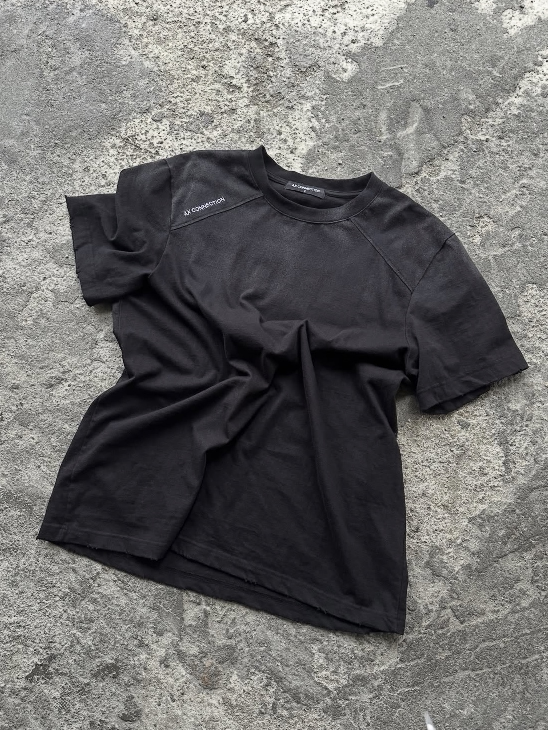 AX CONNECTION Destroyed Technical Logo T-Shirt Black (Regular-Fit), AX CONNECTION Technical Logo T-Shirt Black (Regular-Fit) 착용 스타일