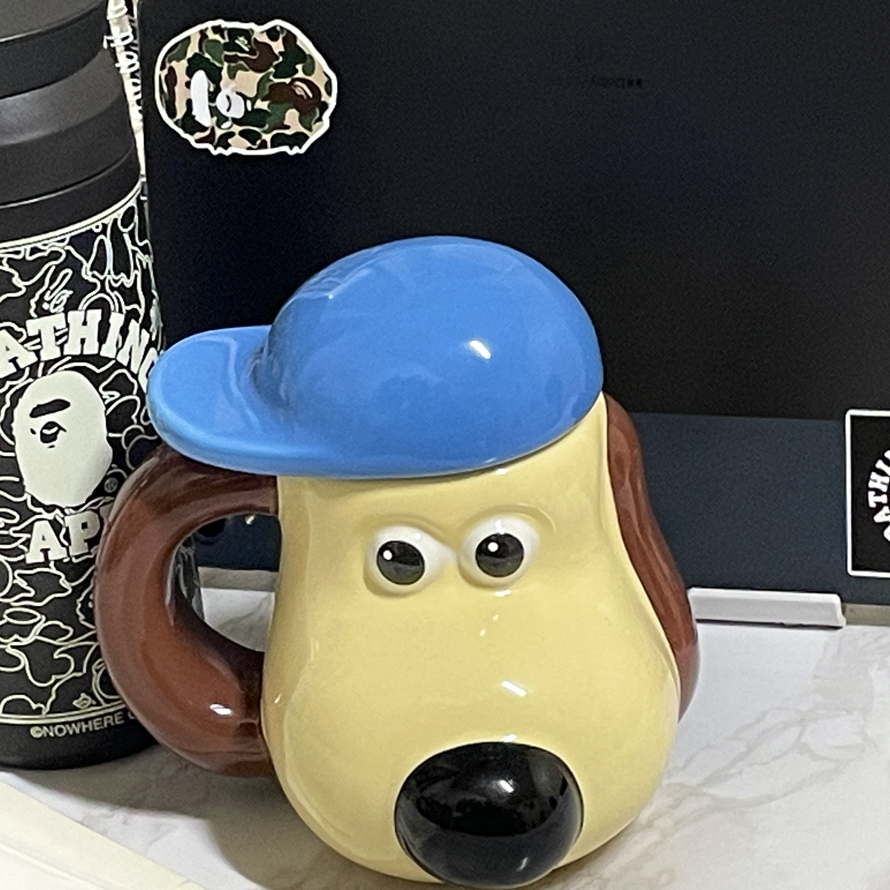 Wallace & Gromit Mug Cup Gromit with a Cap, BAPE x Kinto ABC Neon Camo Tumbler Black 착용 스타일