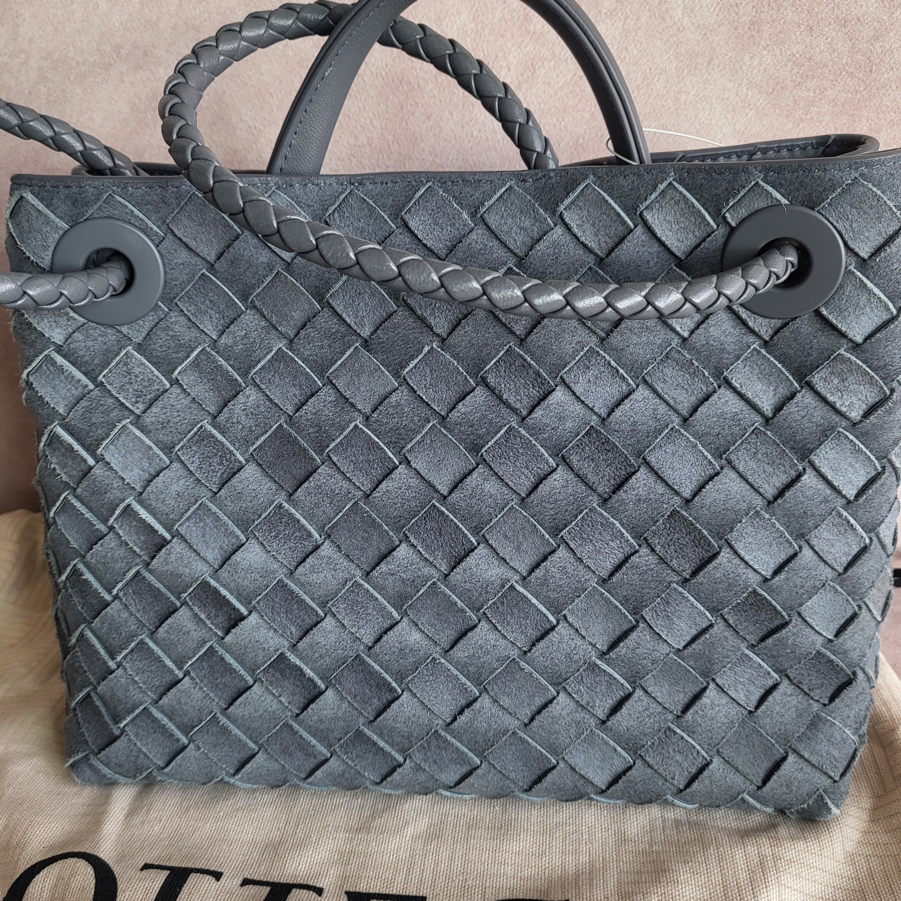 Bottega Veneta Small Andiamo Cloudy Indigo Gravel 착용 스타일 - 5