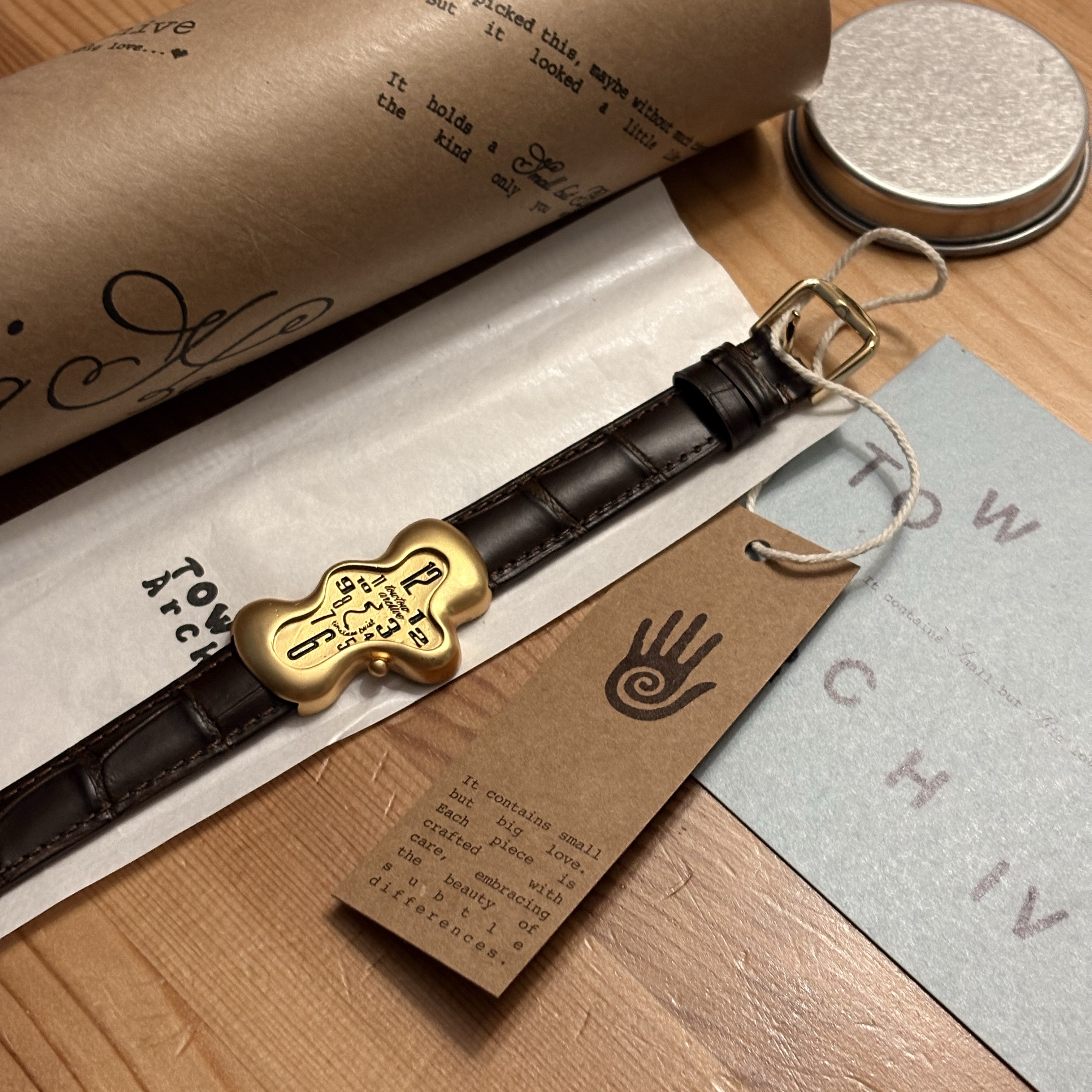 TOWTOW.ARCHIVE Timeless Twist Wristlet V3 Brown&Gold 착용 스타일 - 4