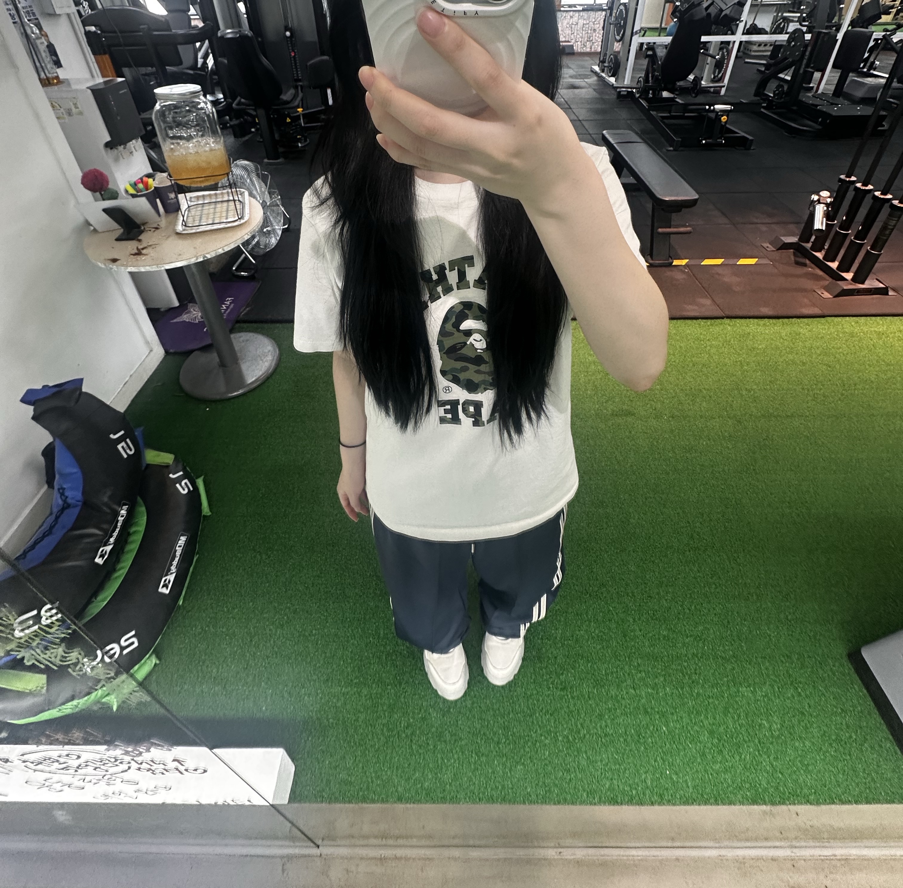 BAPE 1st Camo College T-Shirt White Green 착용 스타일 - 4