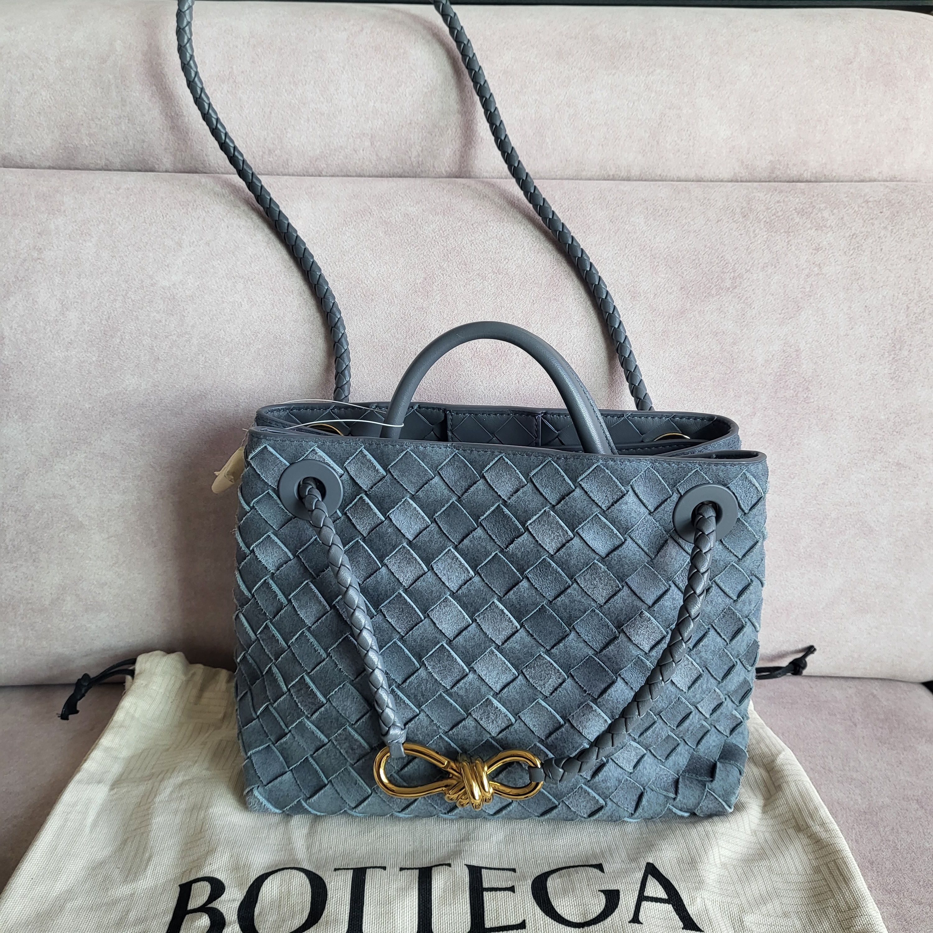 Bottega Veneta Small Andiamo Cloudy Indigo Gravel 착용 스타일 - 3