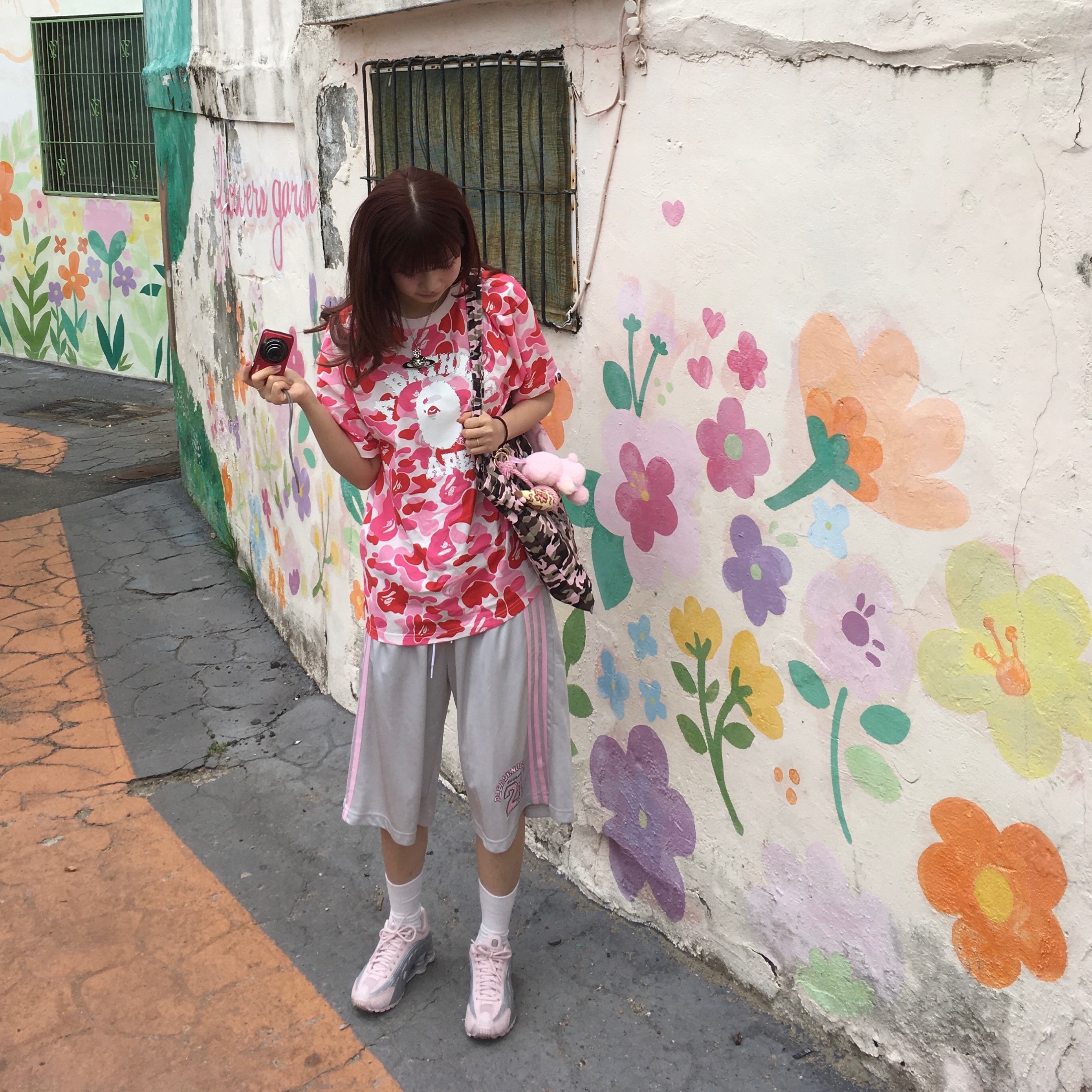 (W) Nike Shox R4 Barely Rose Metallic Platinum, BAPE ABC Camo College T-Shirt Pink 착용 스타일 - 2