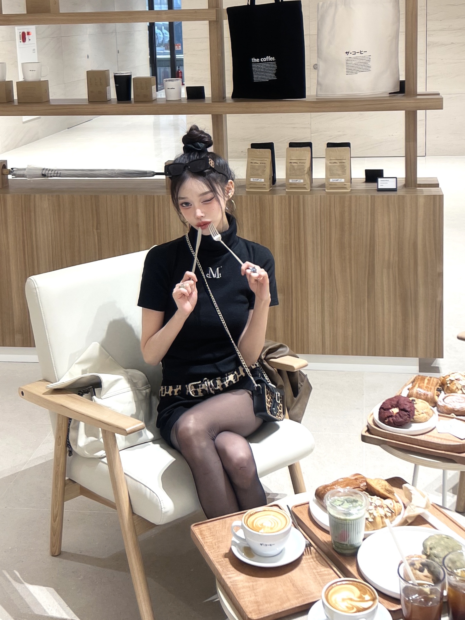 MUCENT Blubber Turtle Neck Half T Black 착용 스타일 - 6