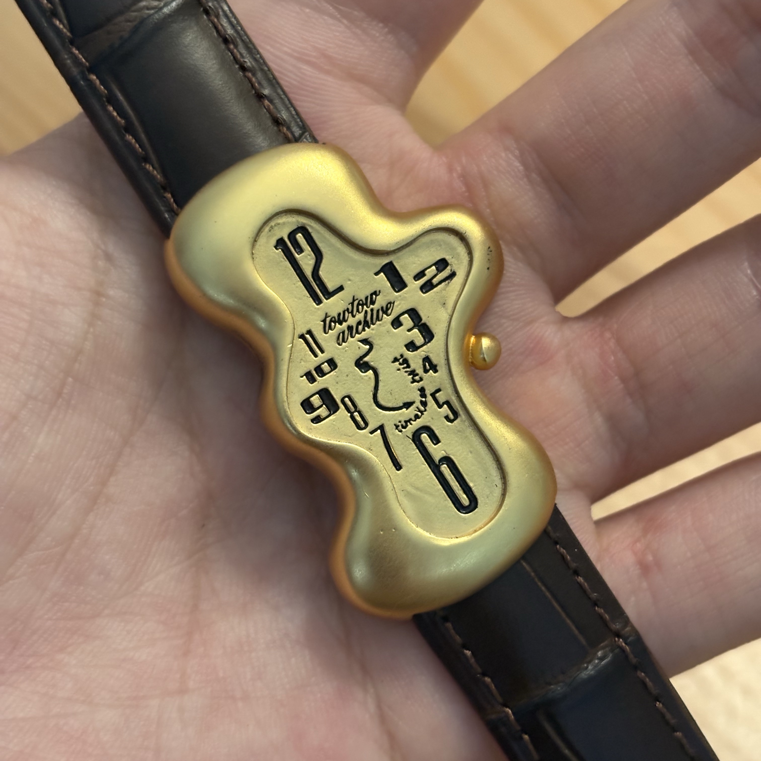 TOWTOW.ARCHIVE Timeless Twist Wristlet V3 Brown&Gold 착용 스타일 - 2