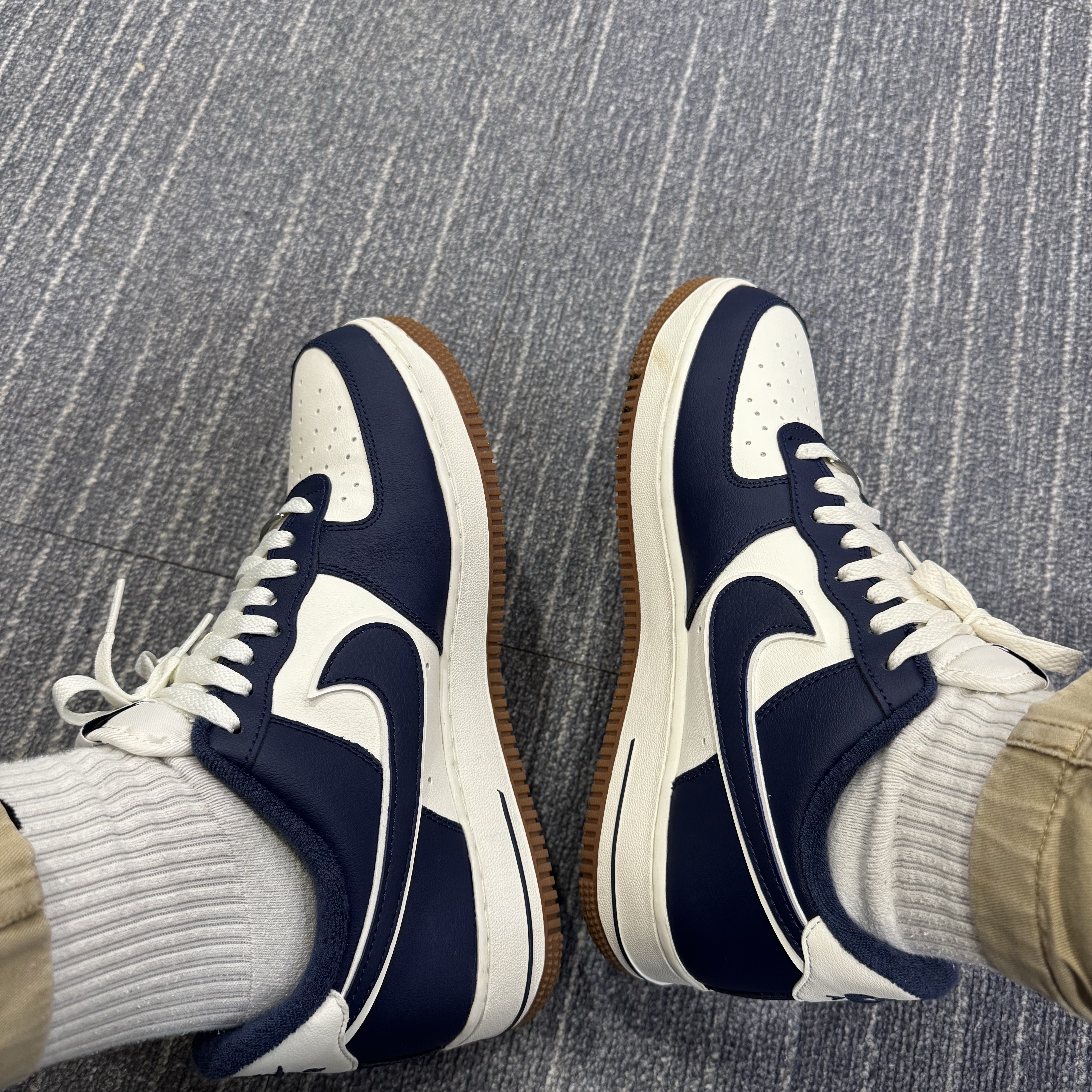 Nike Air Force 1 '07 LV8 Midnight Navy 착용 스타일 - 2