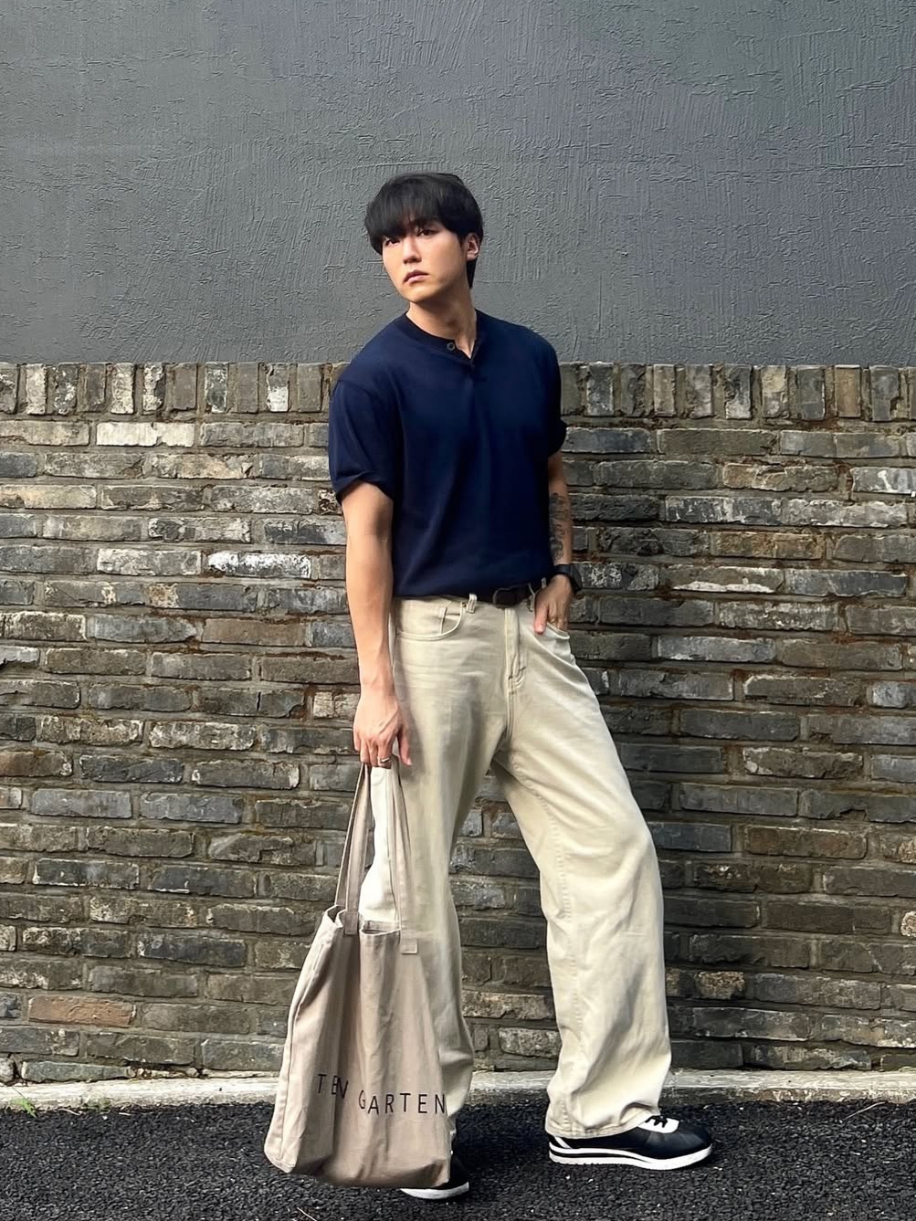 Knitted Shelron Cooling Single Crop Henly-Neck Knit Navy, Knitted Shelron Cooling Single Crop Henly-Neck Knit Light Grey 착용 스타일 - 1