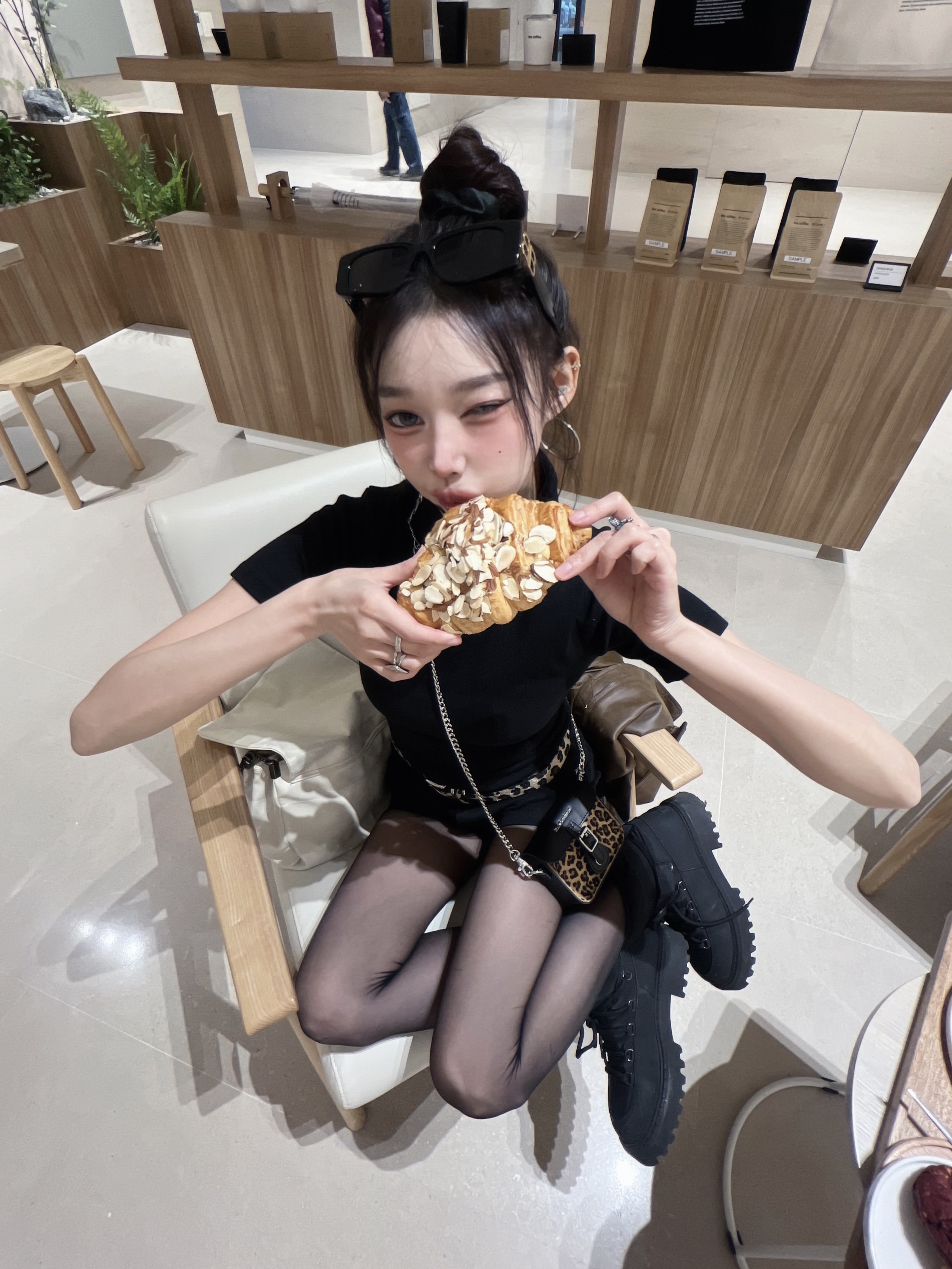MUCENT Blubber Turtle Neck Half T Black 착용 스타일 - 7