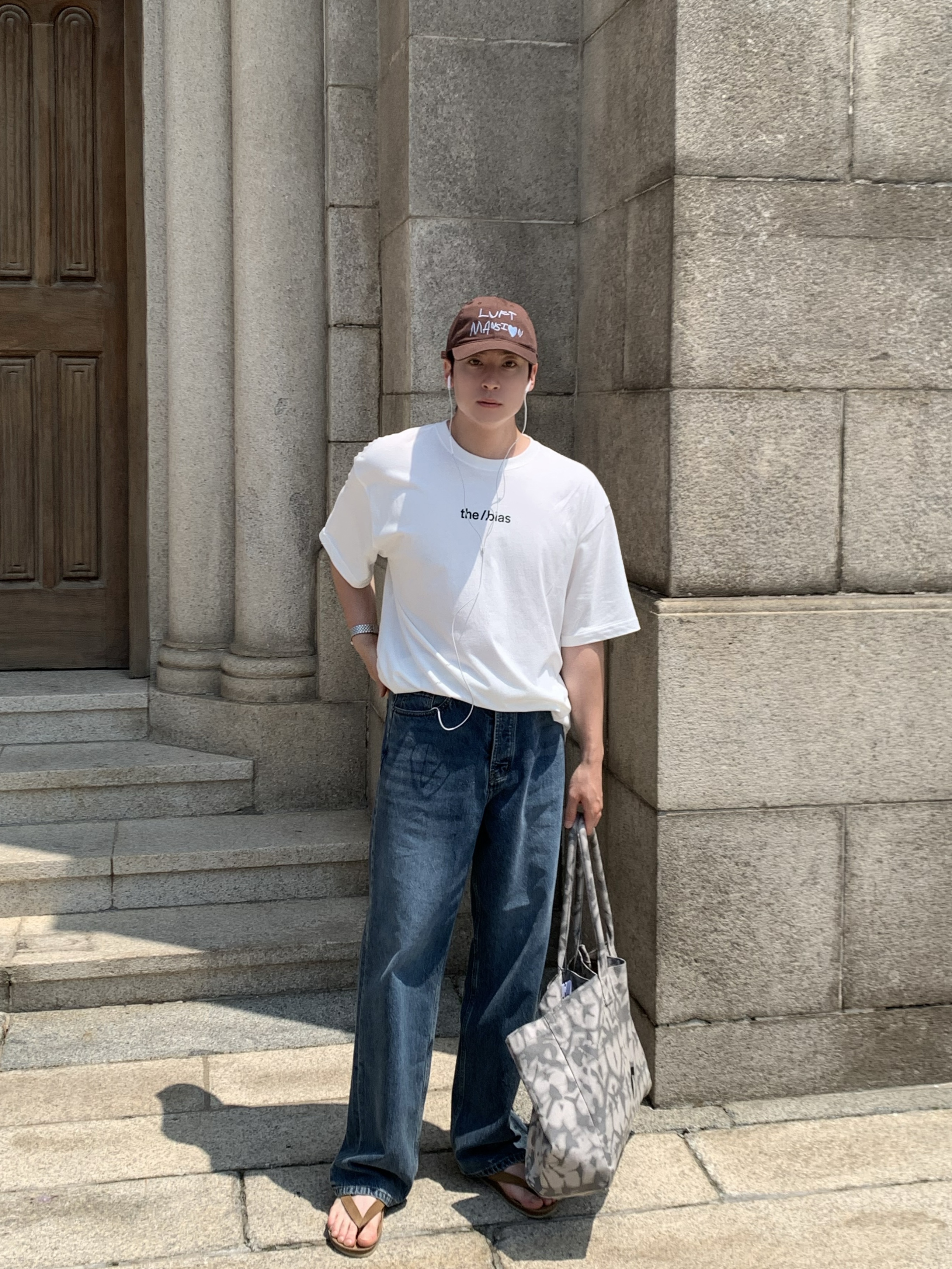 Alo Yoga Iconic Shopper Tote Bag Grey Tiedye 착용 스타일 - 1