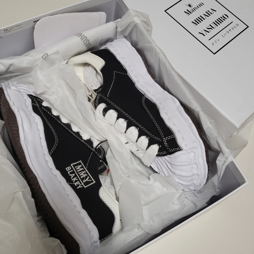 Maison Mihara Yasuhiro Blakey OG Sole Canvas Low-top Sneakers Black White 착용 스타일 - 3