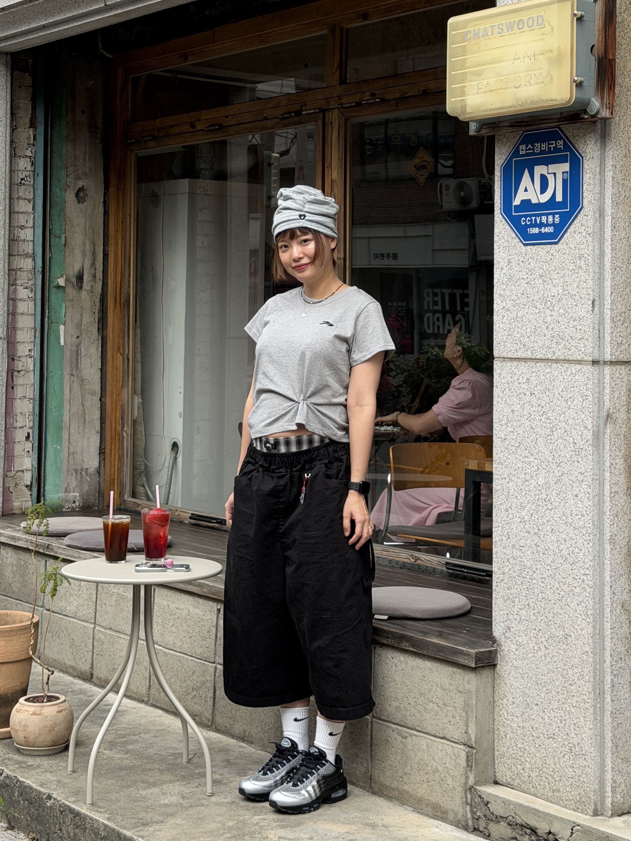 Nike x Palace Air Max 95 Metallic Silver Aluminum, SLOW RECORD HOUSE Carpenter Bermuda Wide Sweatpants Black 착용 스타일 - 3