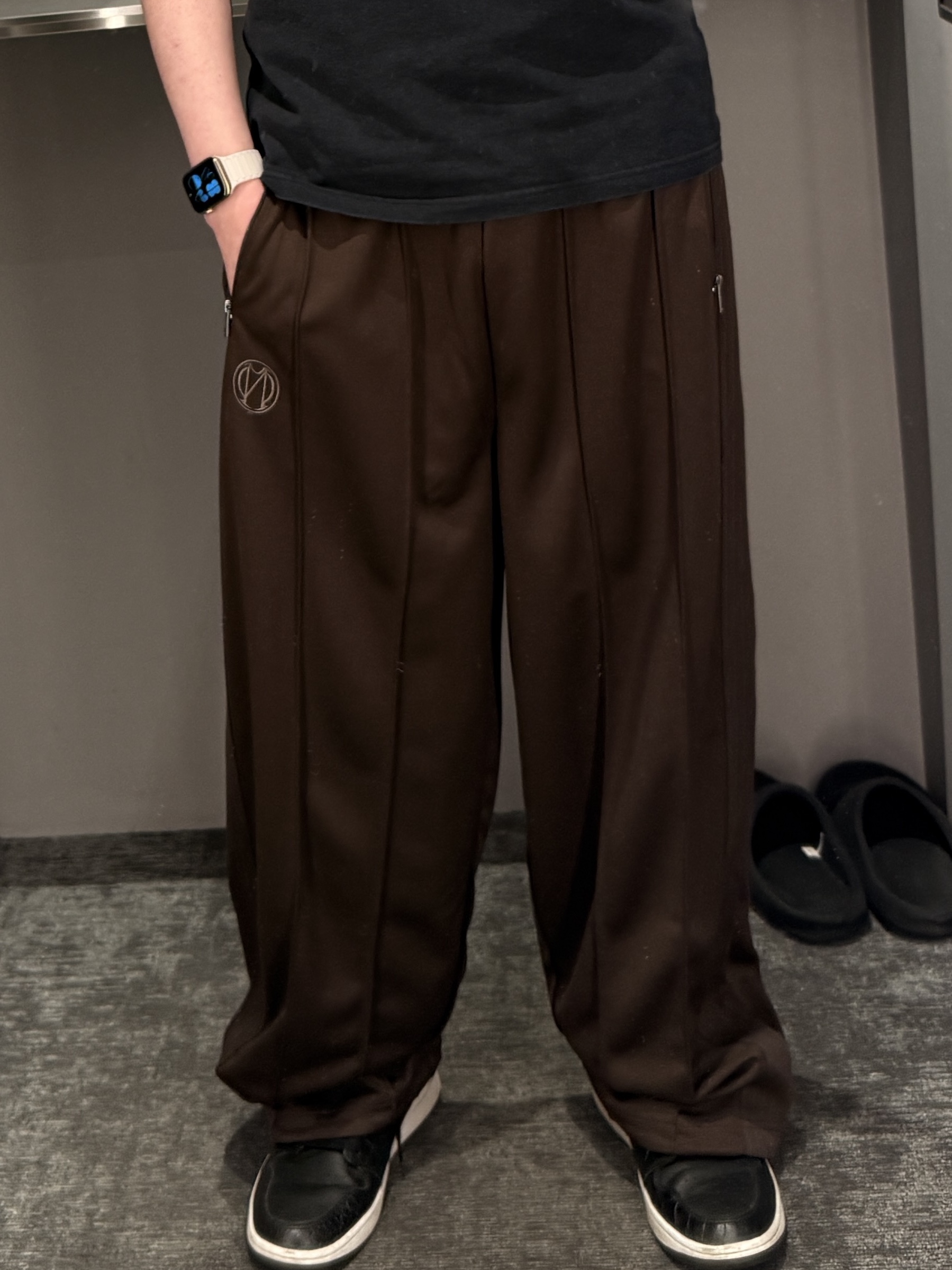 NOMANUAL NM Wide Track Pants Brown, Jordan 1 Low Golf Black Iron Grey 착용 스타일