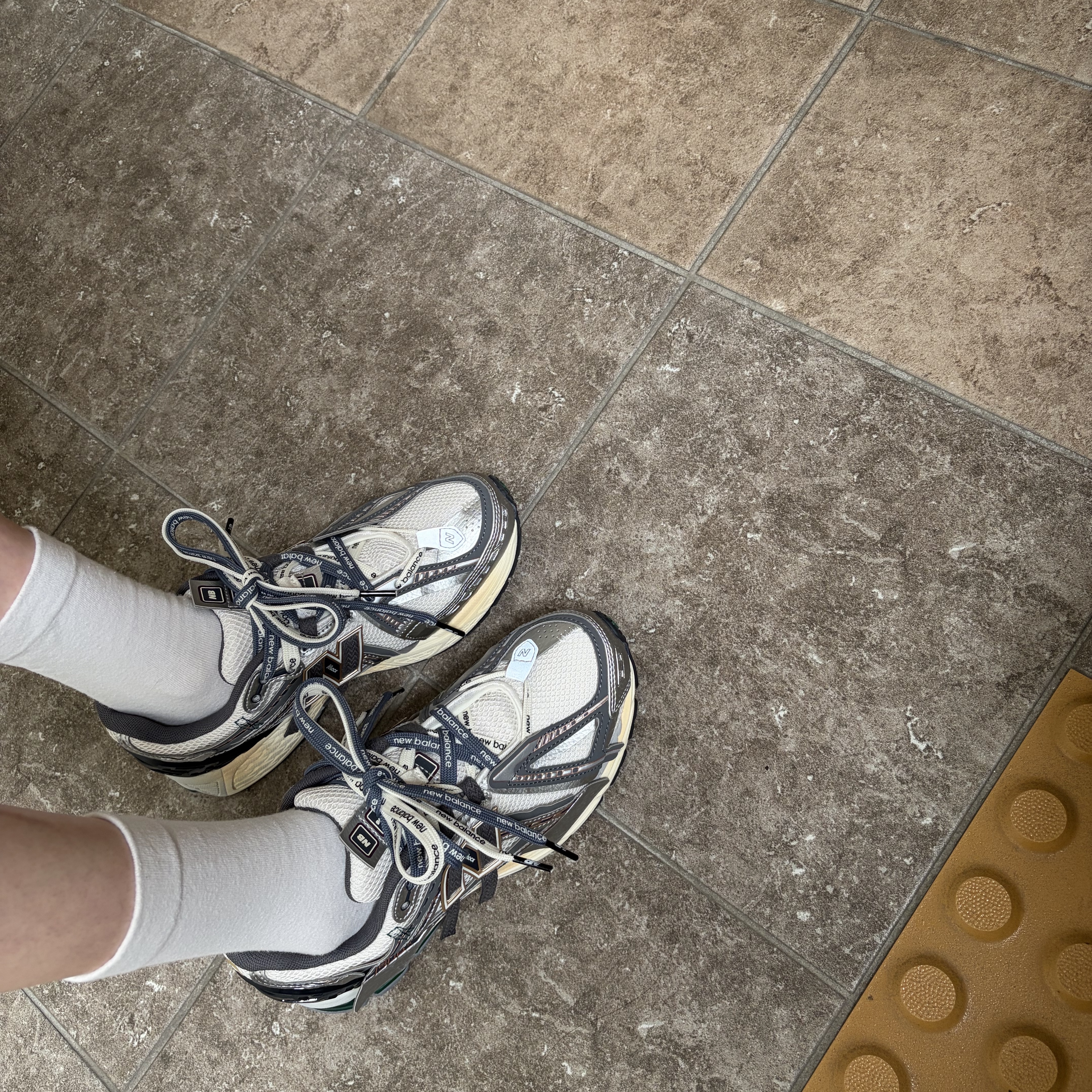 New Balance 1906A Silver Metallic Castlerock 착용 스타일 - 2