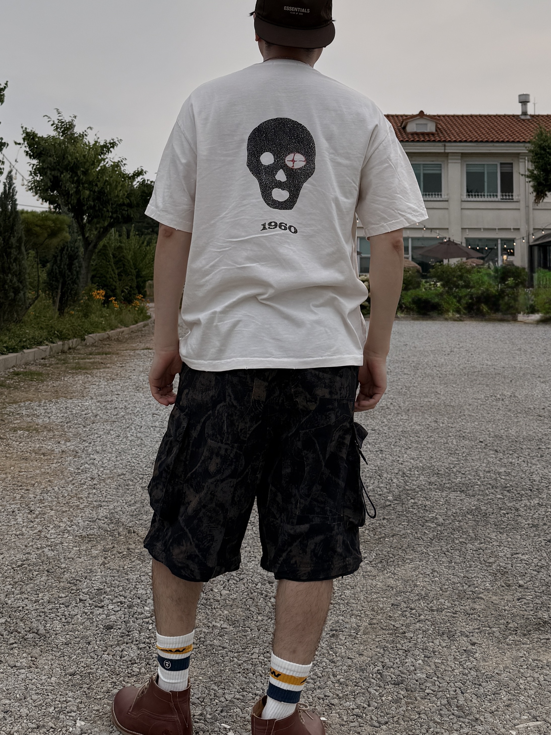 Essentials x New Era Retro Crown Strapback Brown, ETCE Destroyed 1980 Skull Tee Off White 착용 스타일