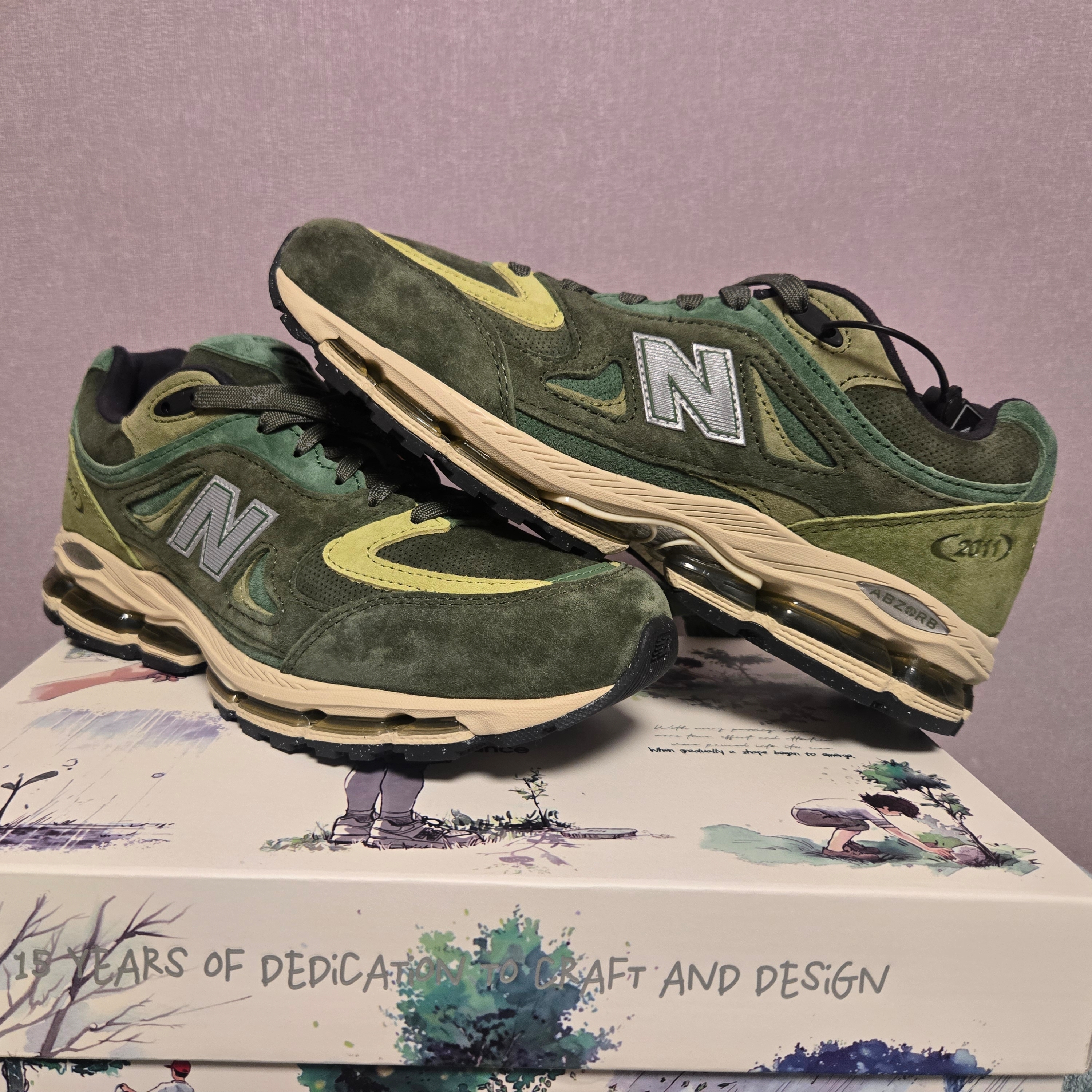 New Balance x Kith Ronnie Fieg 2011 Juniper Bronze Green 착용 스타일 - 2