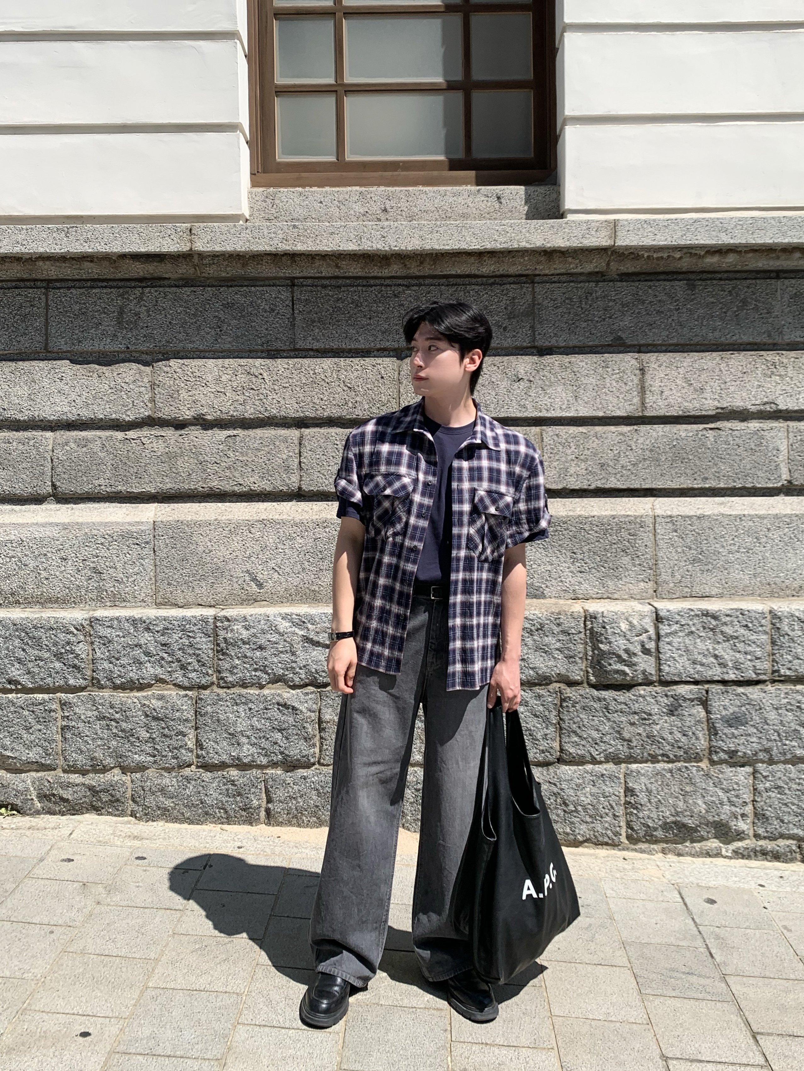 A.P.C. Ninon Tote Bag Black 착용 스타일 - 3