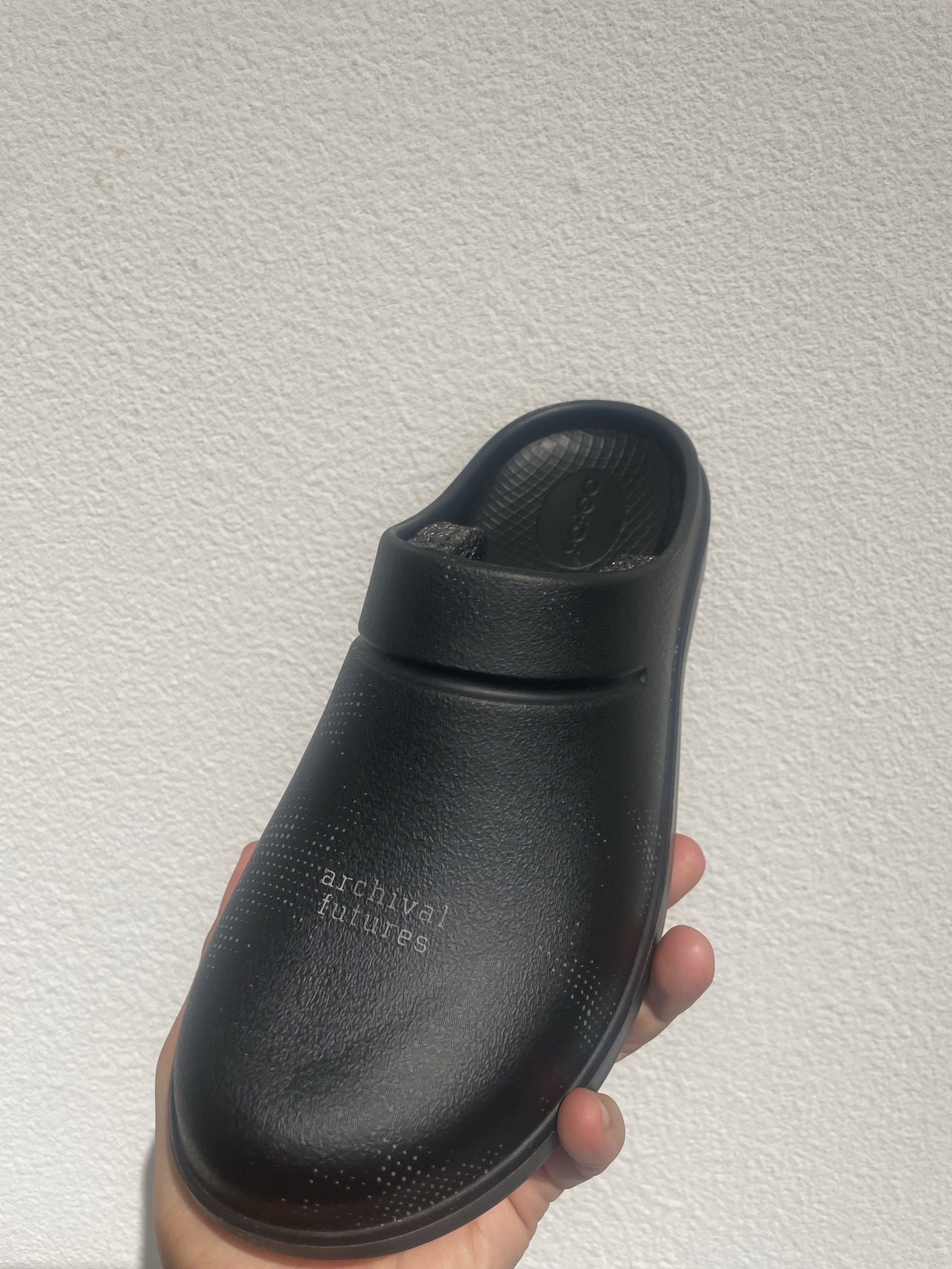 Polyteru x Oofos OOcloog Black 착용 스타일 - 1