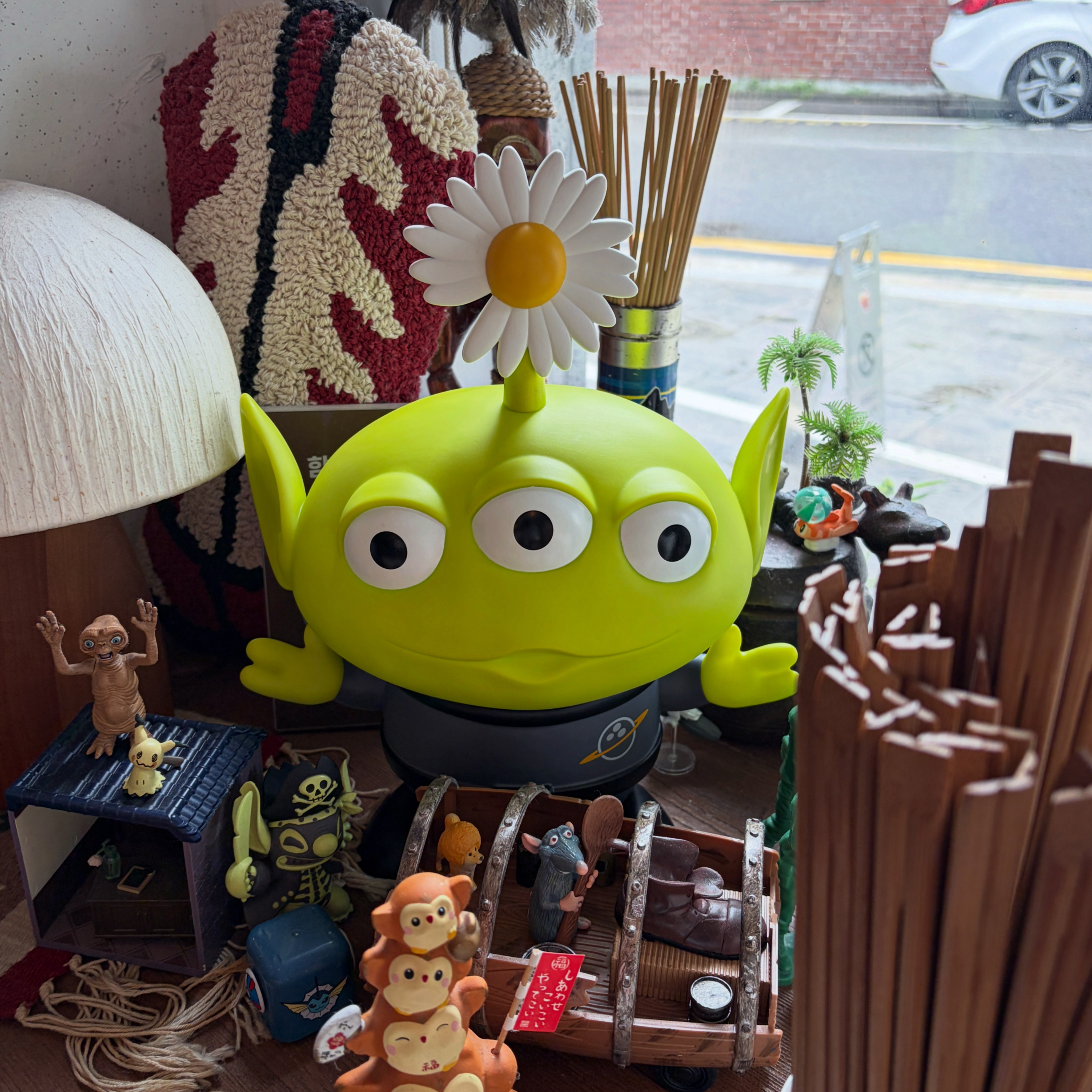 Peaceminusone x Toy Story The First Fan Collectable Toy Alien 착용 스타일