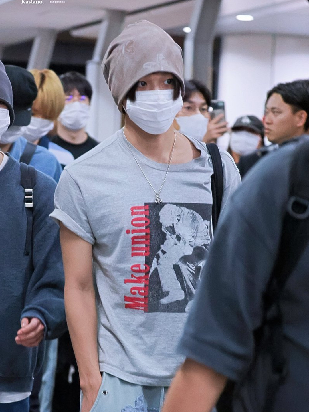 AMOU Kalt Lips Half T-Shirts White, AMOU Trouble Half T-Shirts Gray 착용 스타일 - 3