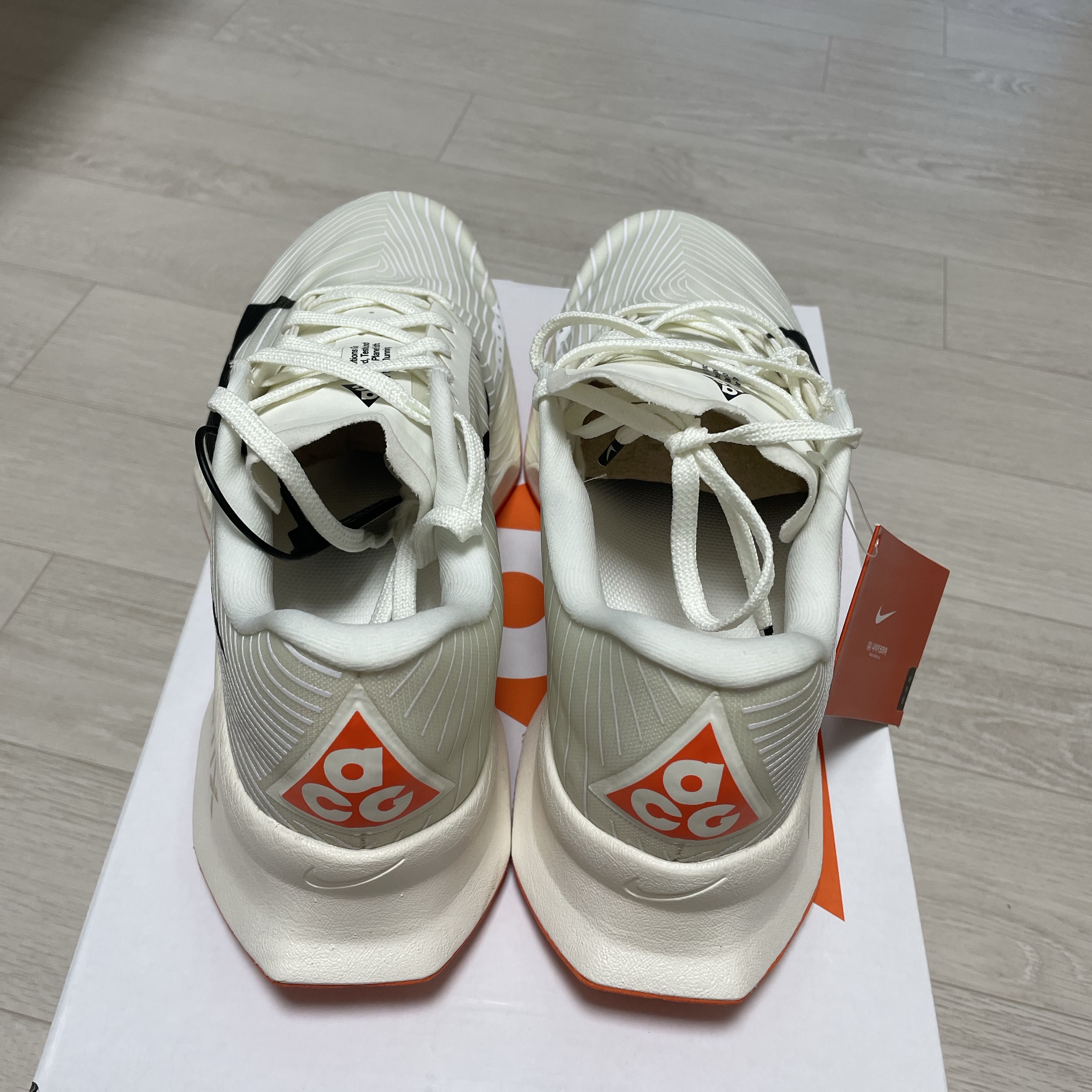 Nike ACG Ultrafly Trail Sail White Safety Orange 착용 스타일 - 4
