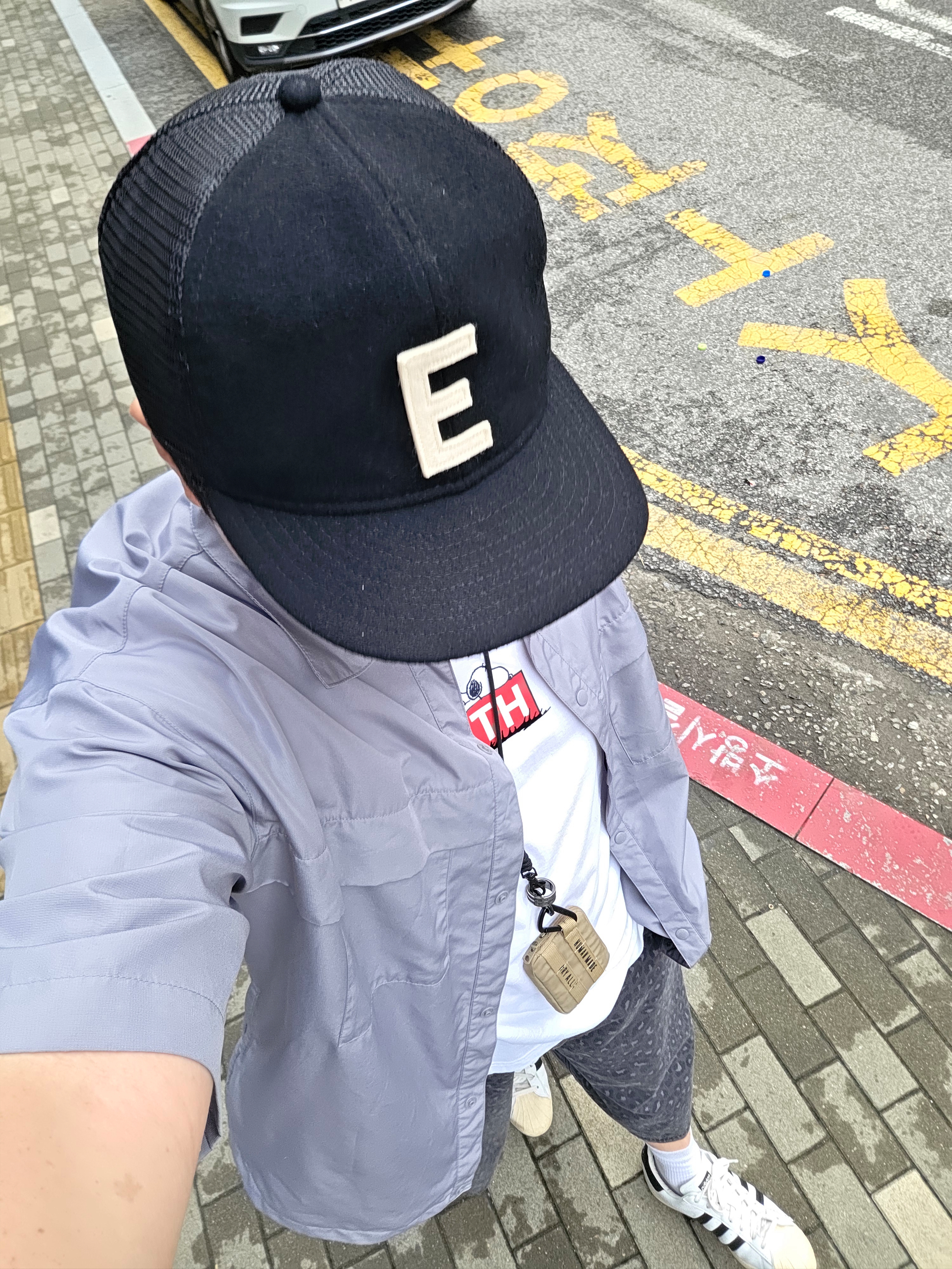 Essentials x New Era E Trucker Cap Black, Kith x Peanuts Doghouse Classic Logo T-Shirt White 착용 스타일
