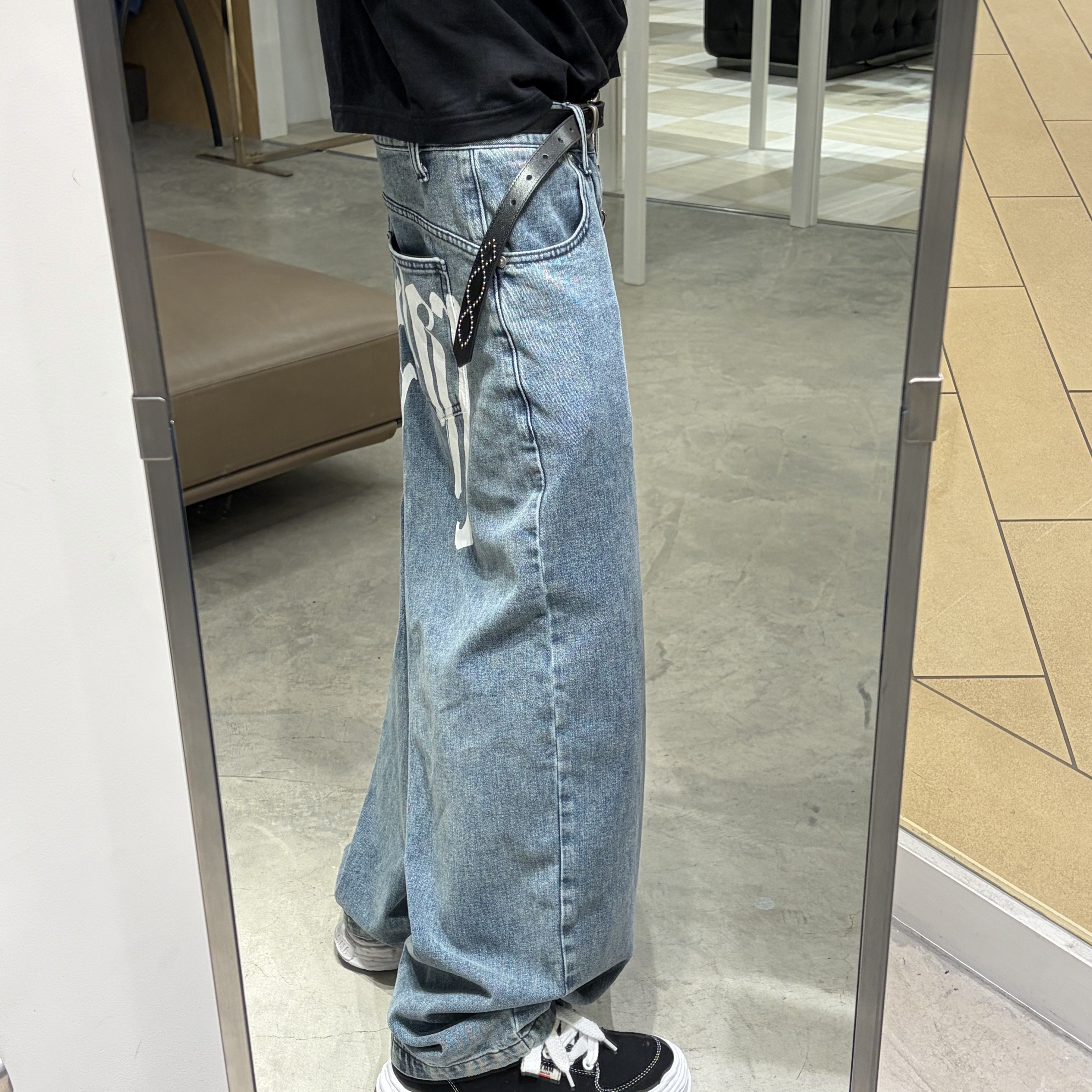 NOMANUAL Raw Vision Denim Pants White Blue, Maison Mihara Yasuhiro Oliver OG Sole Canvas Low-top Sneakers Black 착용 스타일