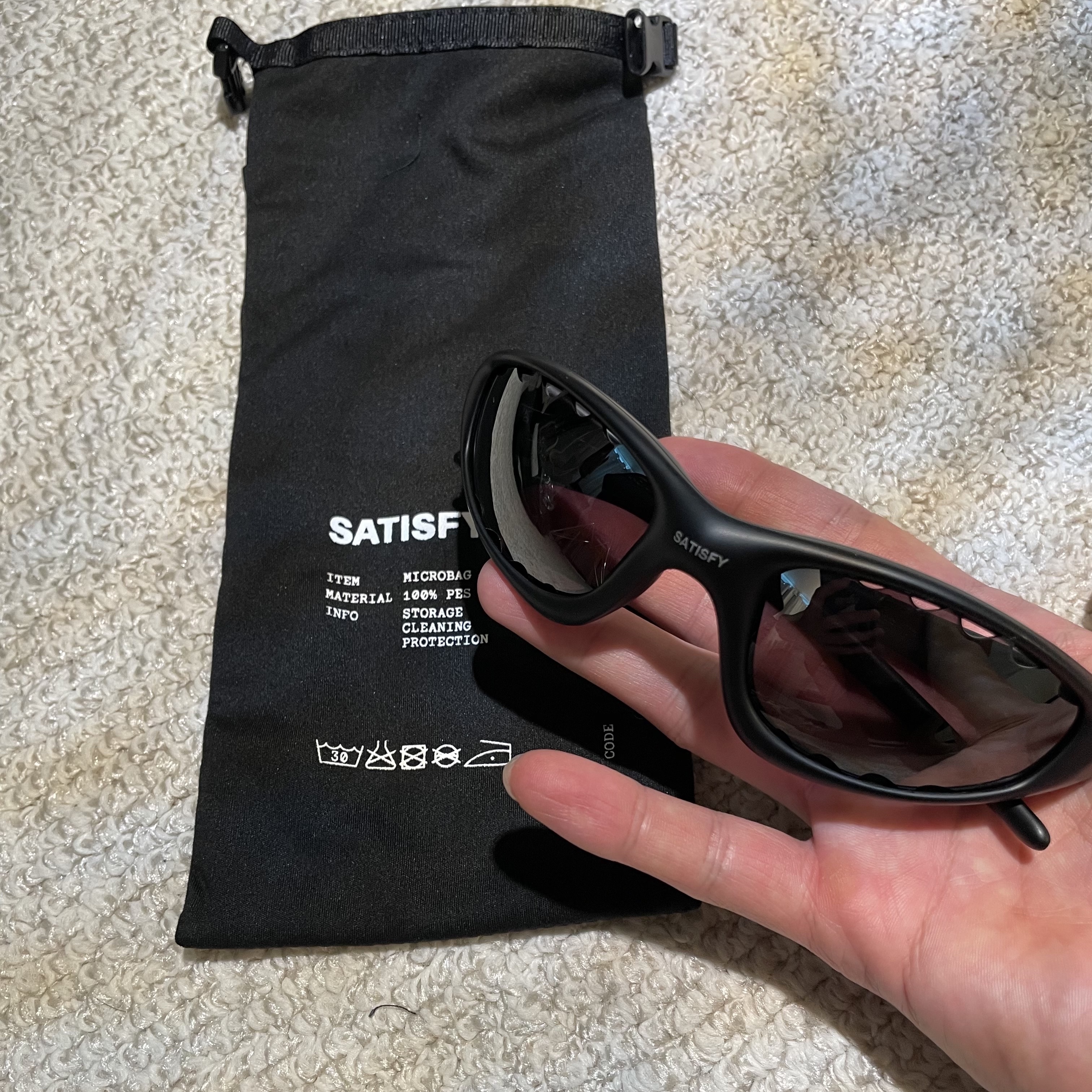 Oakley x Satisfy Straight Jacket 99 O Matter Frame Prizm Black Lense 착용 스타일