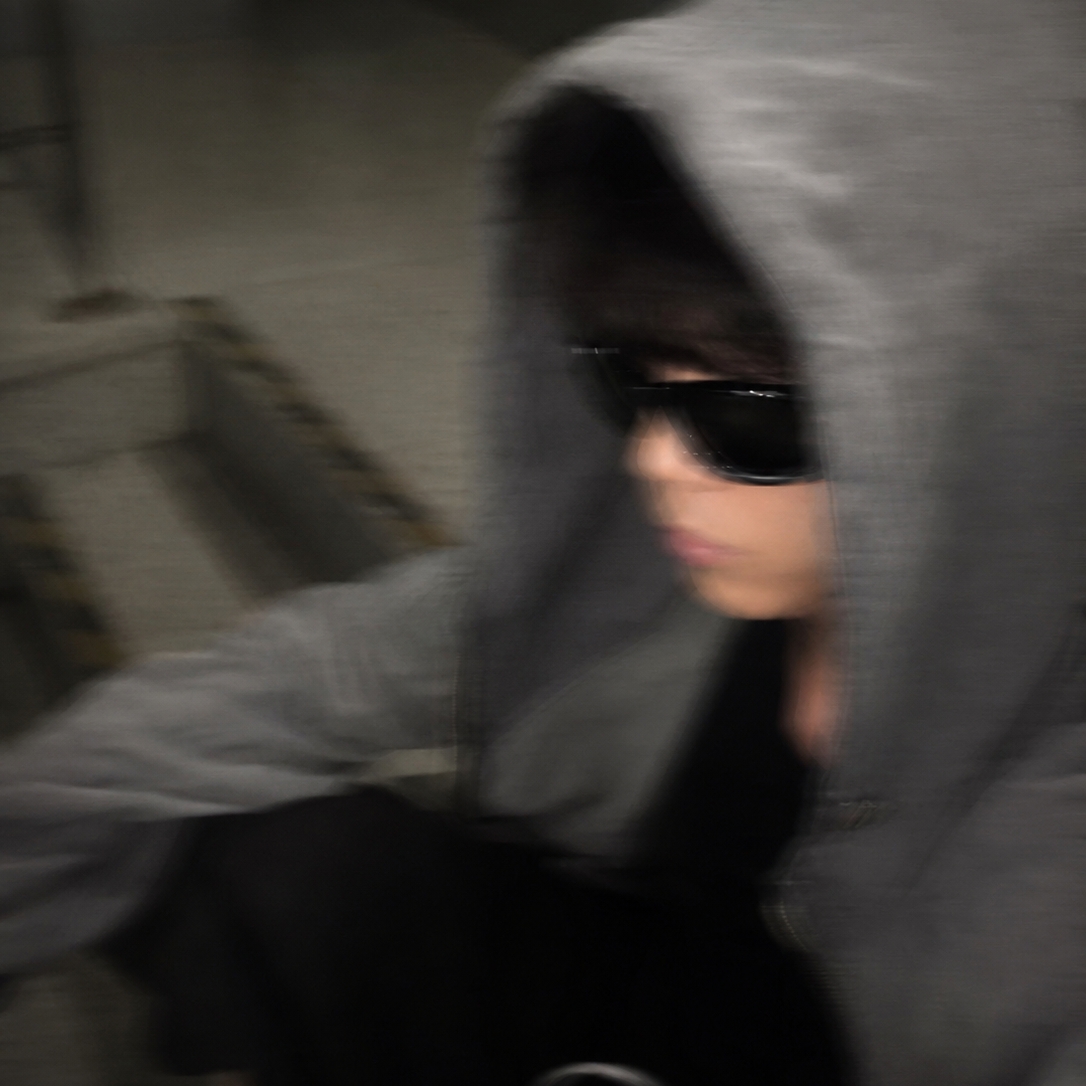 Balenciaga Swift Oval Sunglasses Black 착용 스타일