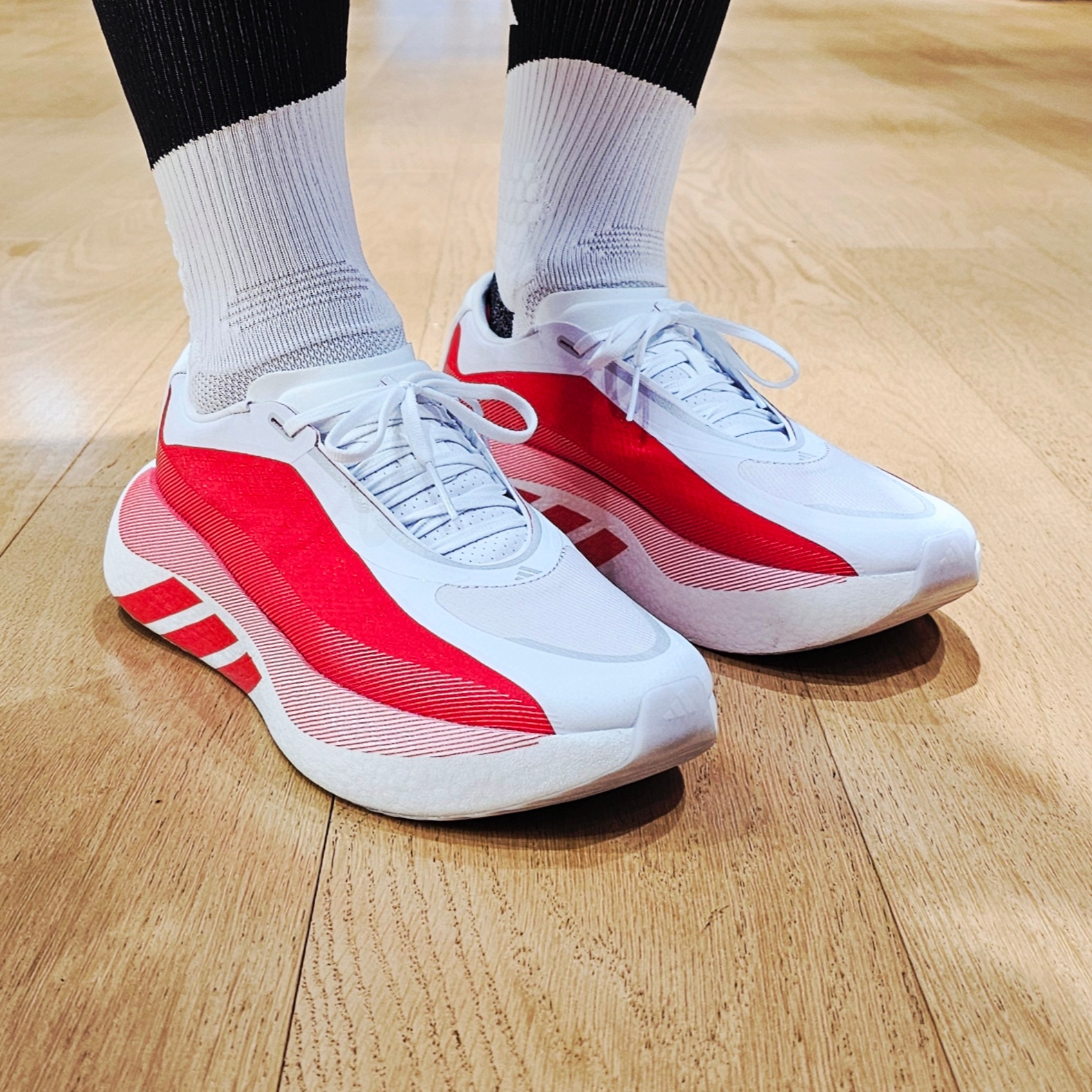 Adidas Hyperboost Edge Cloud White Pure Ruby 착용 스타일